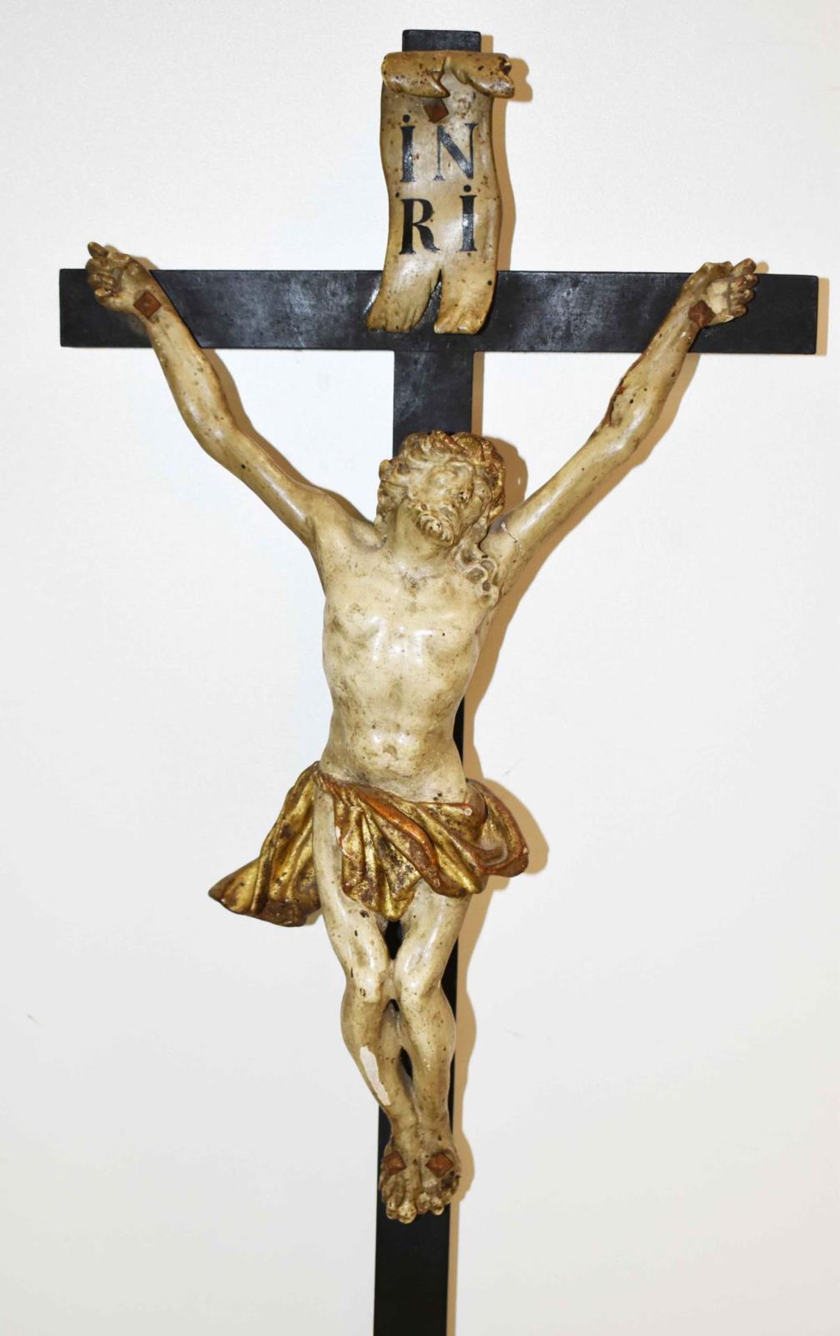Standkruzifix. Süddeutschland, 18. Jh. | Holz, geschnitzt. Farb- und Goldfassung. - Bild 2 aus 2