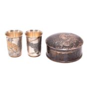 Ein Paar Schnapsbecher, eine Dose. Moskau bzw. Chicago, 20. Jh. | Silber, tlw. vergoldet.