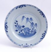 Blau-weißer Teller mit Landschaftsdekor, China, 18./19. Jh.