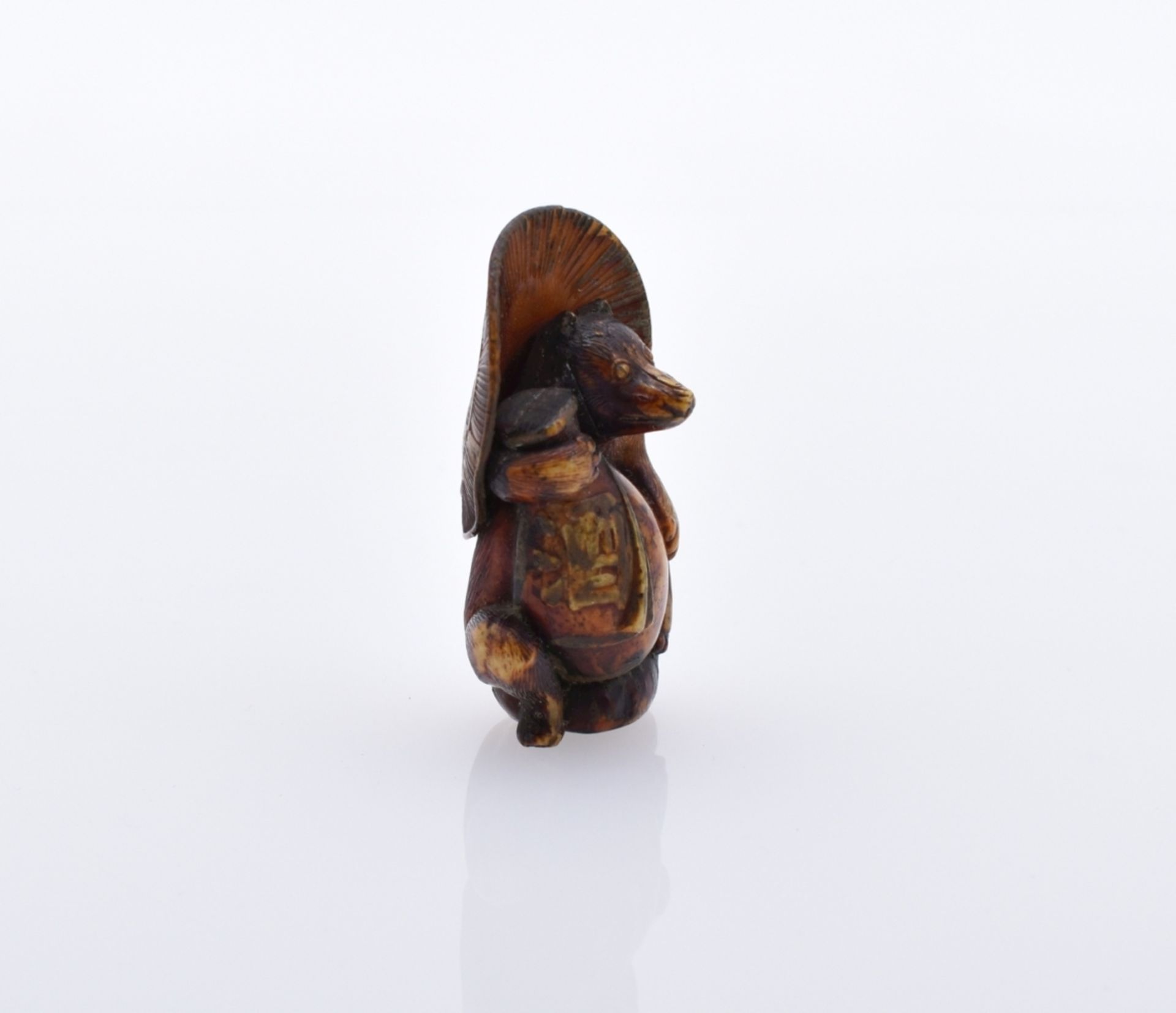 Netsuke eines Mungos mit Strohhut und Honigtopf, Japan, Meiji-Periode - E. 19. Jh. - Bild 3 aus 5