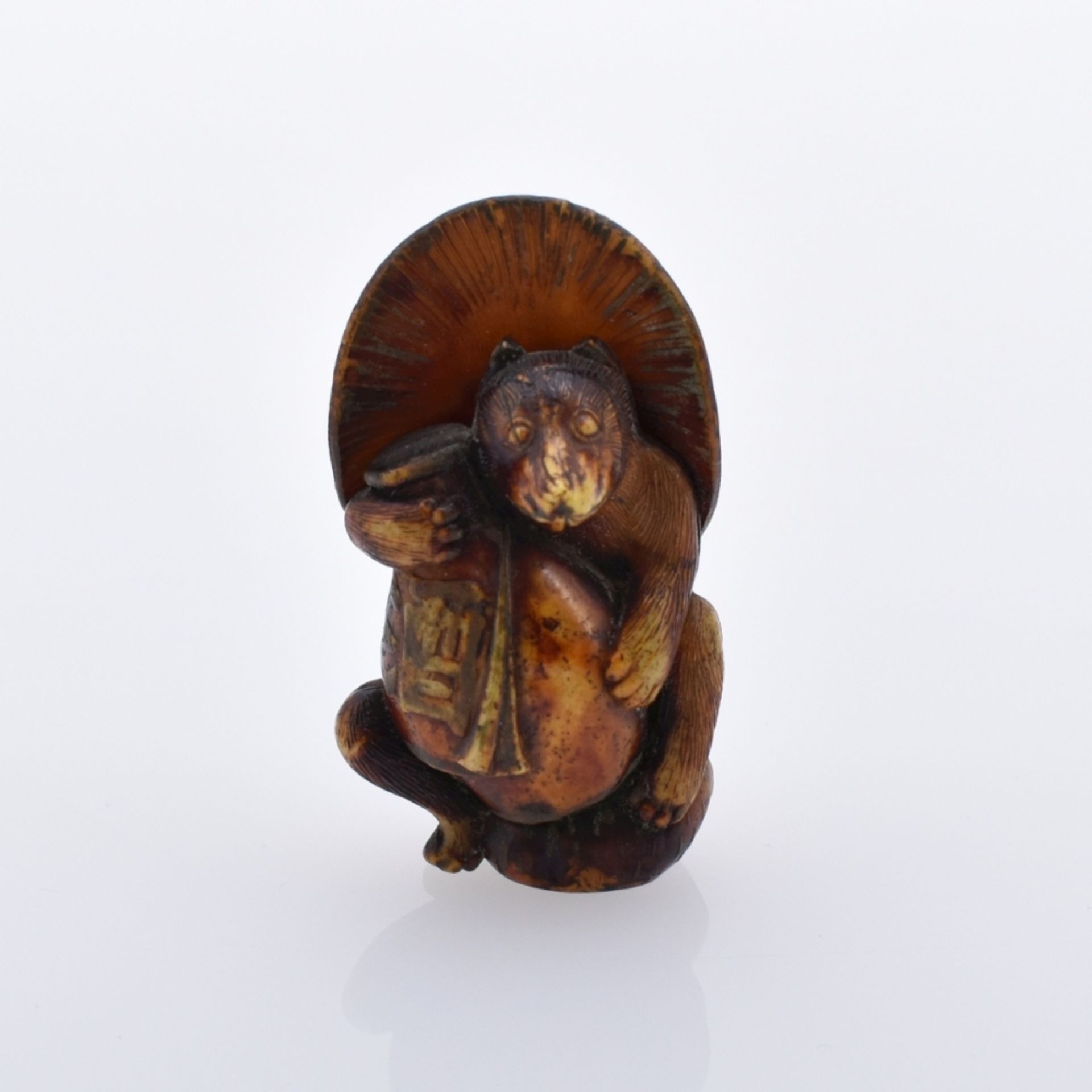 Netsuke eines Mungos mit Strohhut und Honigtopf, Japan, Meiji-Periode - E. 19. Jh.