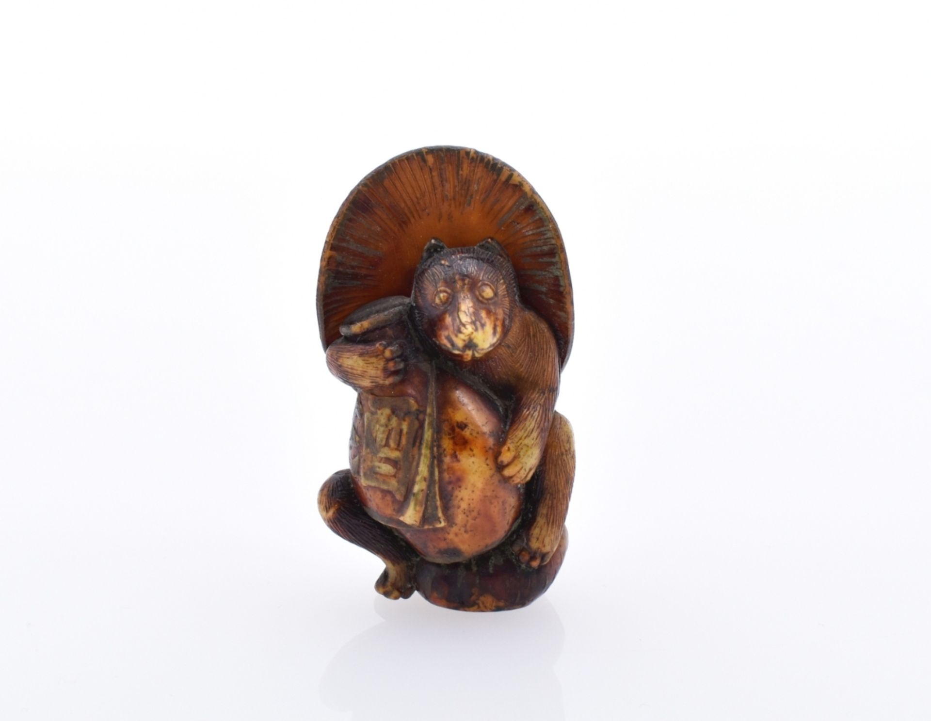 Netsuke eines Mungos mit Strohhut und Honigtopf, Japan, Meiji-Periode - E. 19. Jh. - Bild 2 aus 5