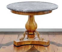 Klassizistischer Tisch mit Marmorplatte