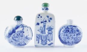 Drei Snuff bottles mit Blaumalerei, China, Qing-Dynastie