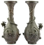 Paar Vasen mit Drachendekor, Japan, Meiji-Periode, 19. Jh.