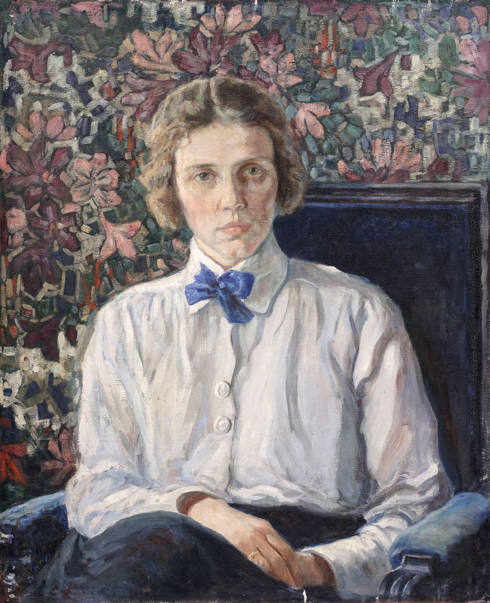 K. Basson (?), Bildnis einer jungen Dame vor einer Jugenstil-Blumentapete. Um 1900– 1920.