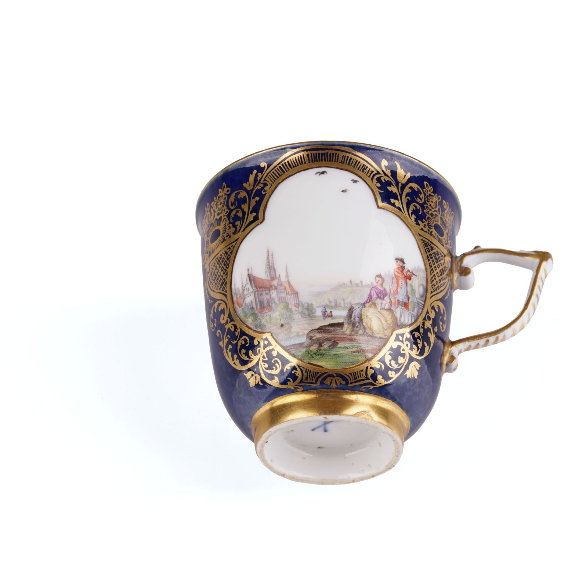 Ansichtentasse "Albrechtsburg Meißen" mit gestubbtem Fond. Meissen. Um 1740 -1745. - Bild 3 aus 7