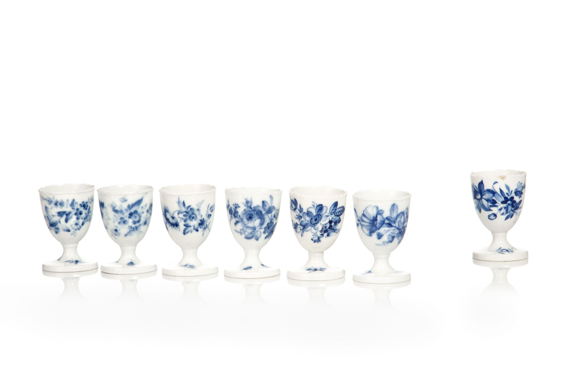 Sechs Eierbecher "Blaue Blume und Insekten". Meissen. 1850–1923 / 1934– 1947.