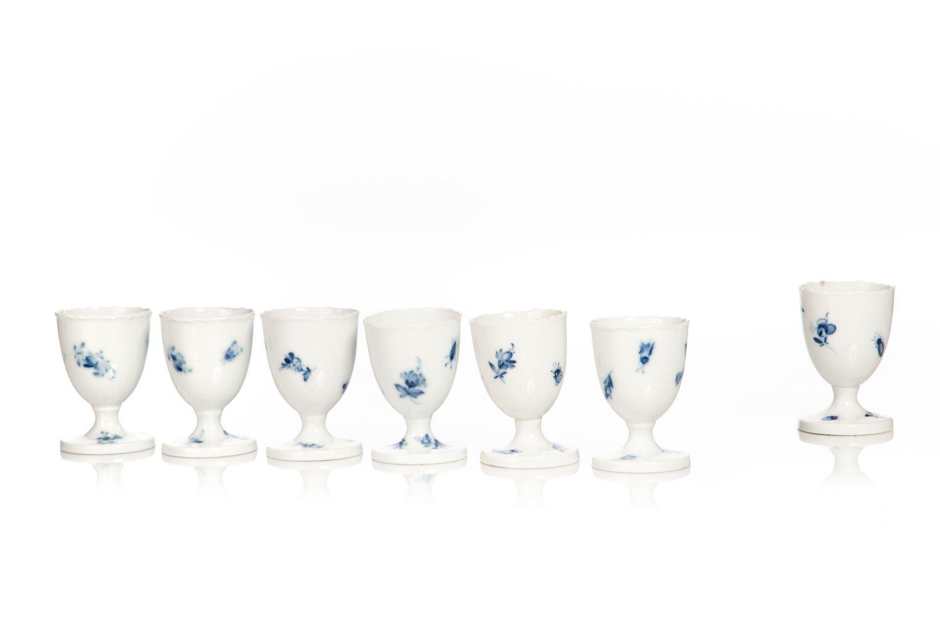 Sechs Eierbecher "Blaue Blume und Insekten". Meissen. 1850–1923 / 1934– 1947. - Bild 2 aus 2