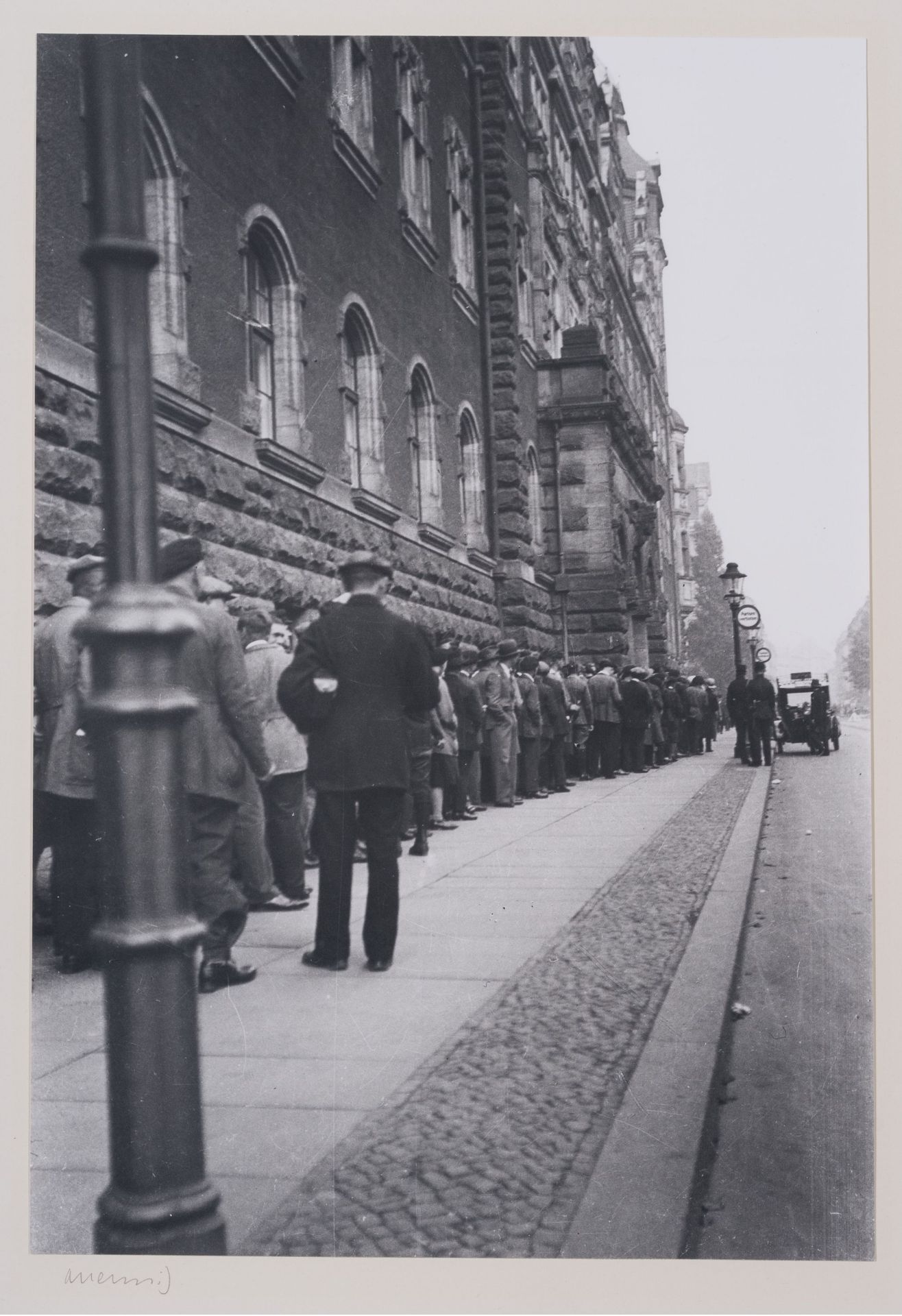 Albert Hennig "Vor dem Arbeitsamt in Leipzig , Gerberstraße". 1932.