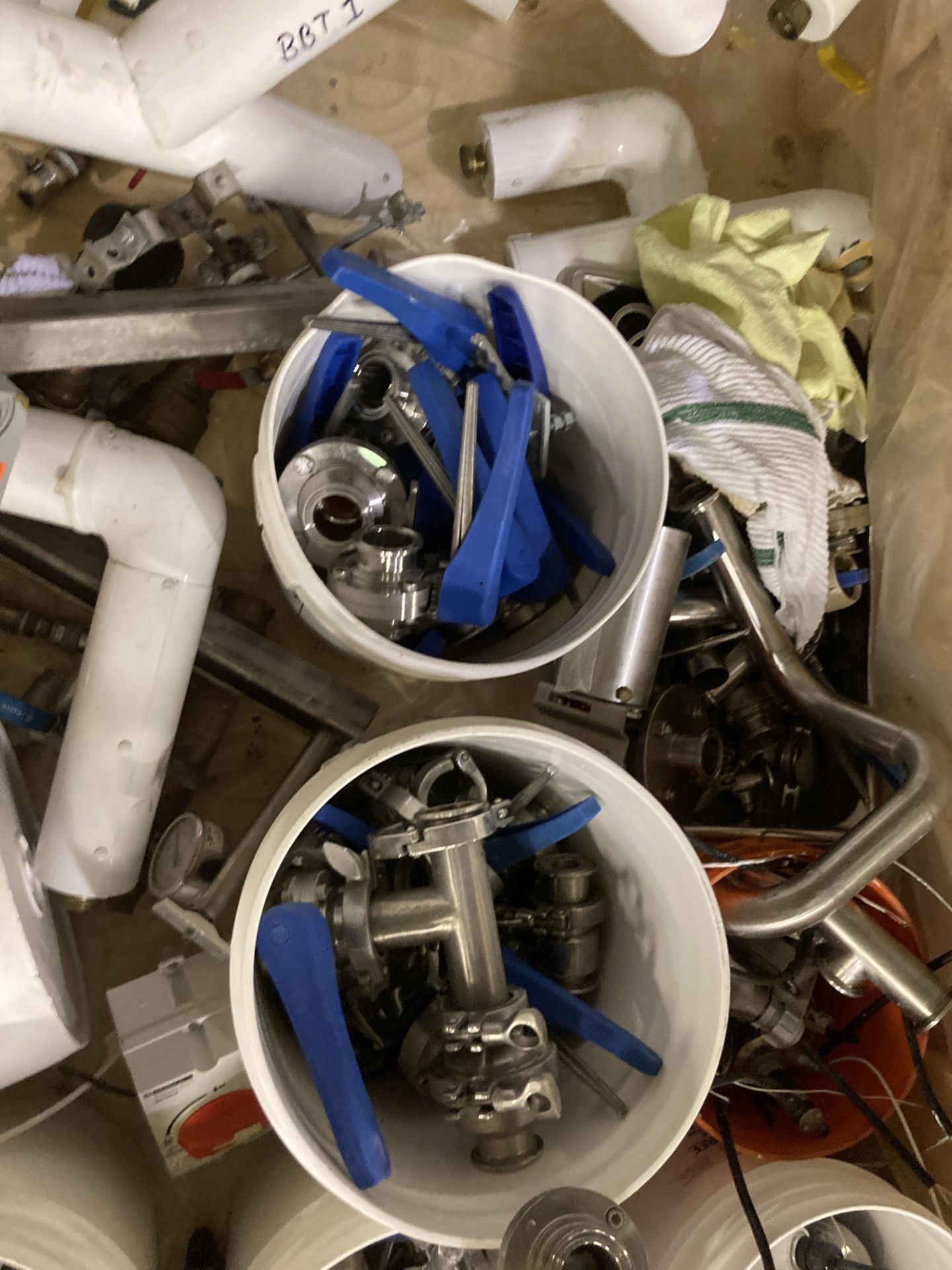 LOT OF CRATE, tri-clover clamps, butterfly valves, RTD probes, sample valves, pressure gauges, - Image 4 of 11
