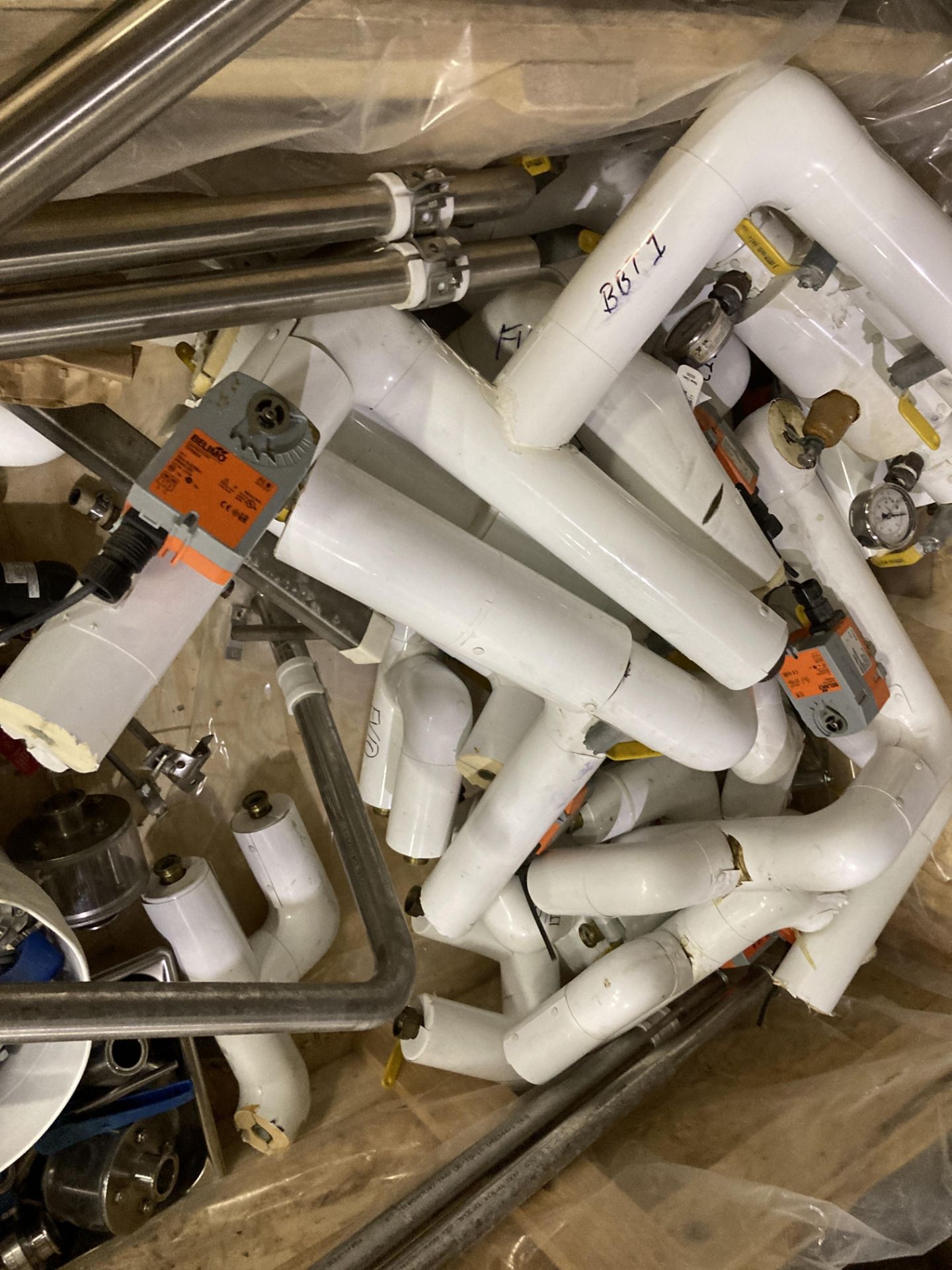 LOT OF CRATE, tri-clover clamps, butterfly valves, RTD probes, sample valves, pressure gauges, - Image 10 of 11