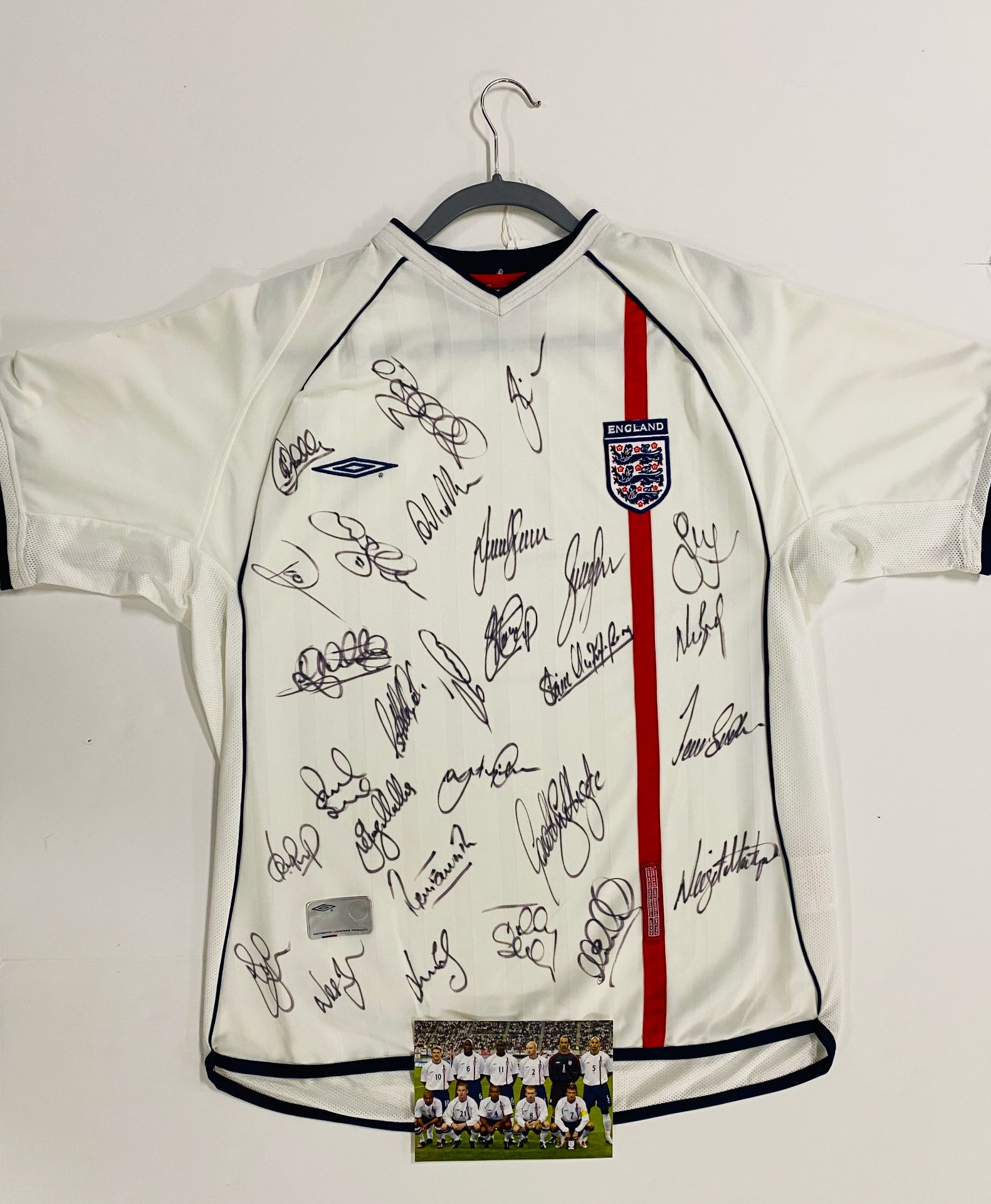 England 2001/2002 signed jersey (S220)