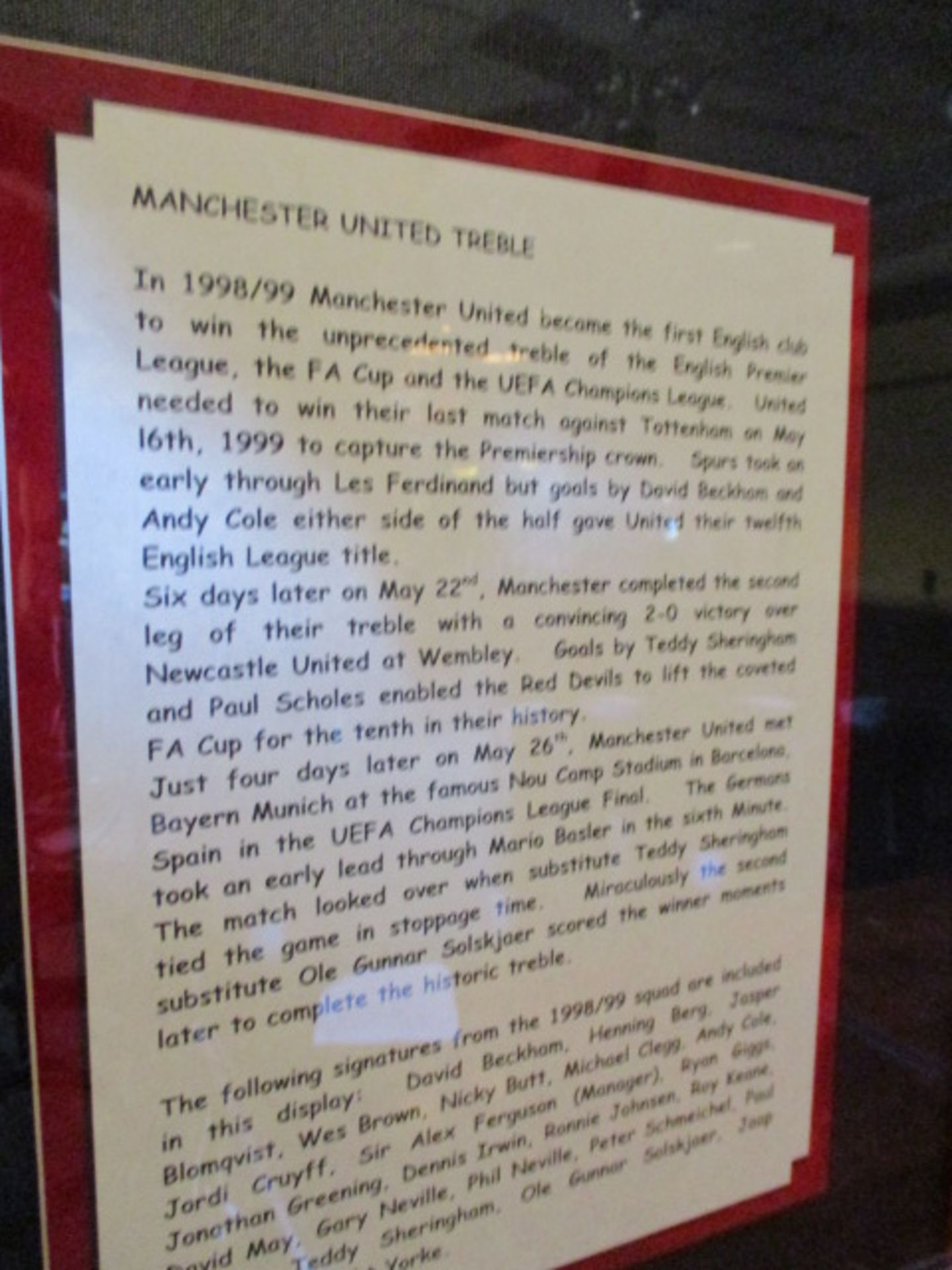 Manchester United treble winners, 1999 shirt and display, 72-1/2in w x 43-1/2in hgt - Image 2 of 4