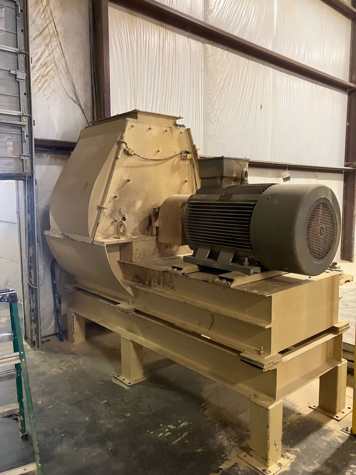 Located Mt Vernon, MO -- Hammer Mill , 200hp , no nameplate, uses champion 3044 screens, new carbon - Bild 2 aus 5