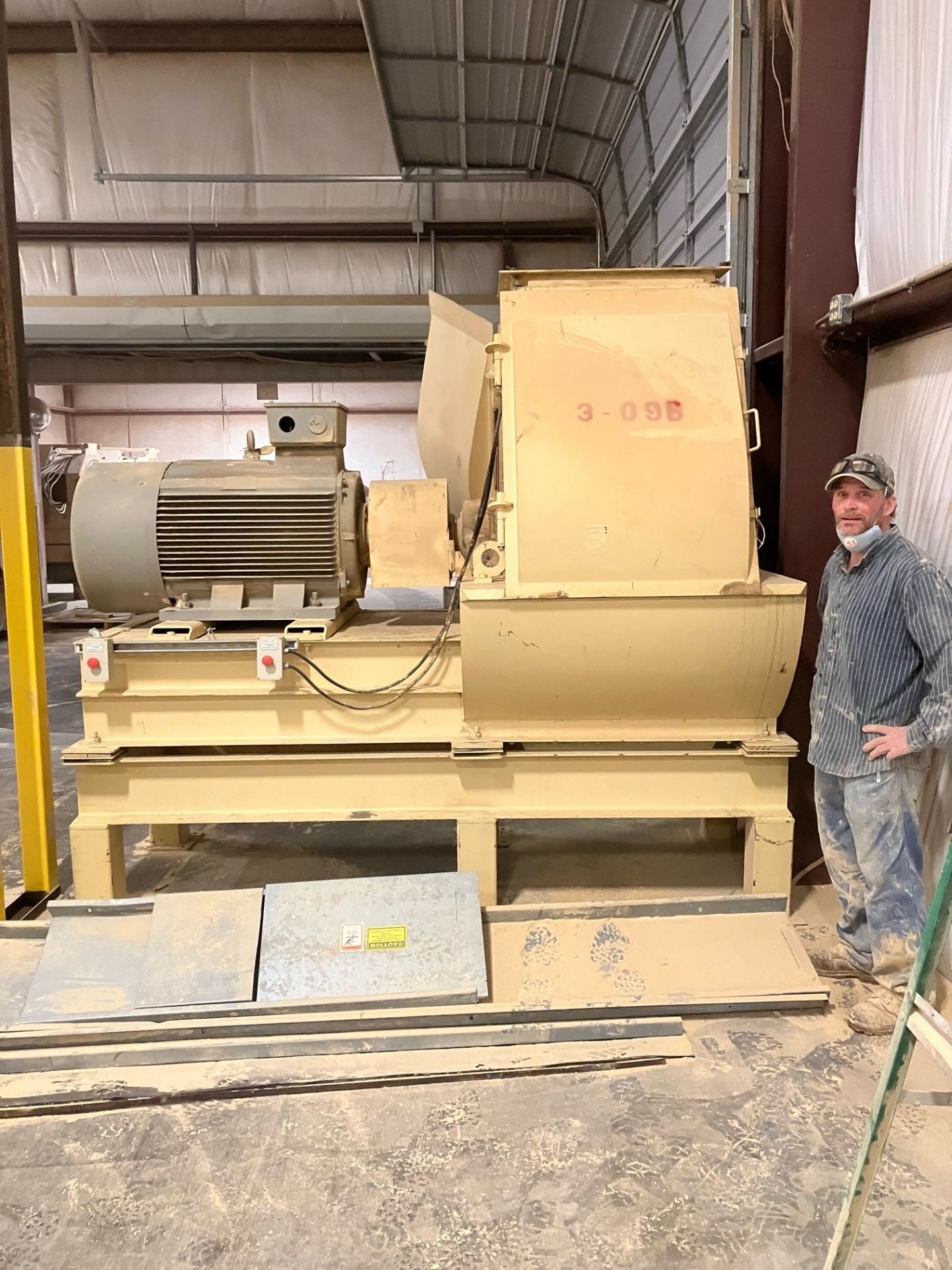 Located Mt Vernon, MO -- Hammer Mill , 200hp , no nameplate, uses champion 3044 screens, new carbon - Bild 3 aus 5