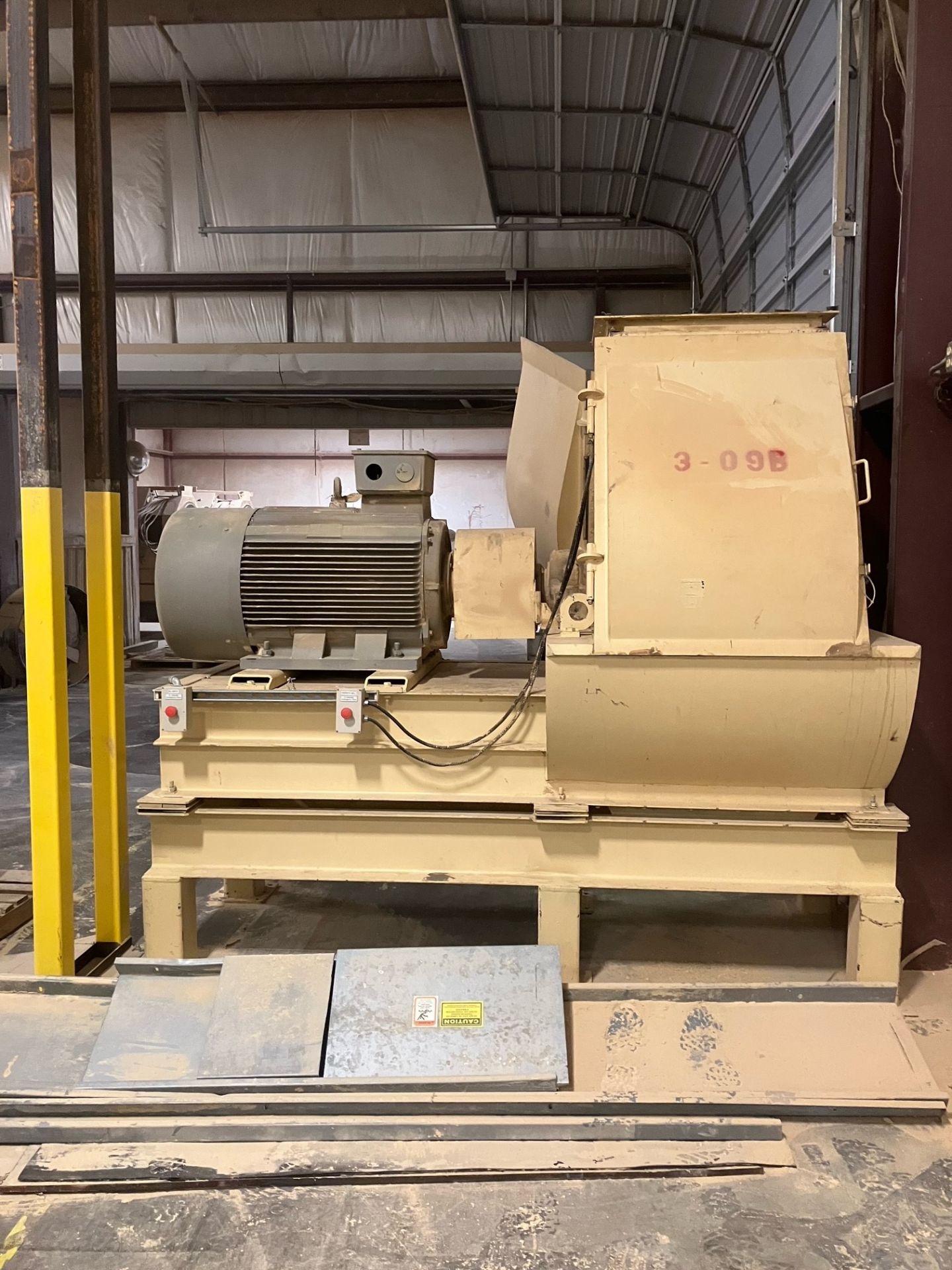 Located Mt Vernon, MO -- Hammer Mill , 200hp , no nameplate, uses champion 3044 screens, new carbon