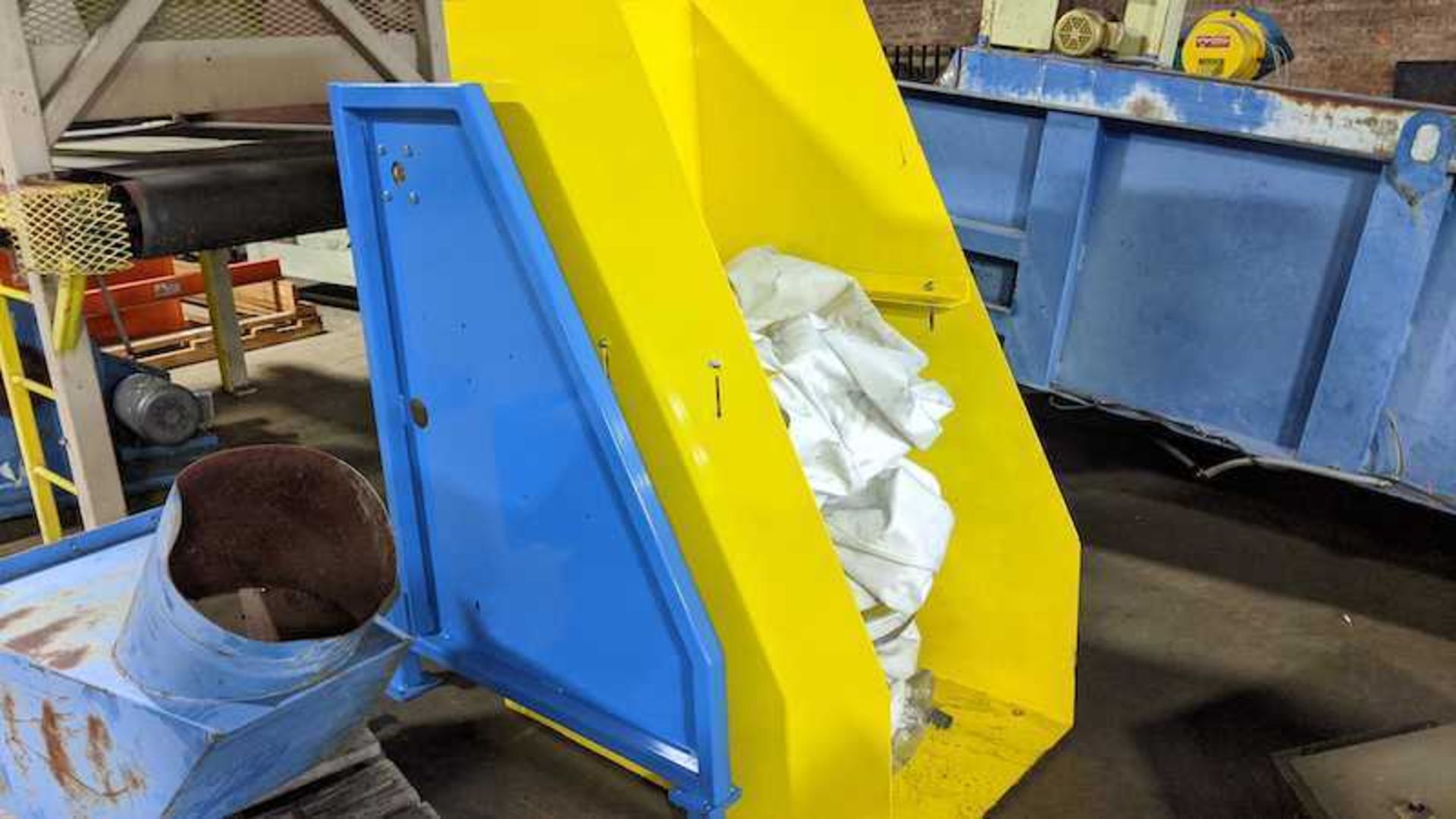 (Located in Zion, IL) 30" Used Hydraulic Dumper, 30" Width, 1 1/2 HP