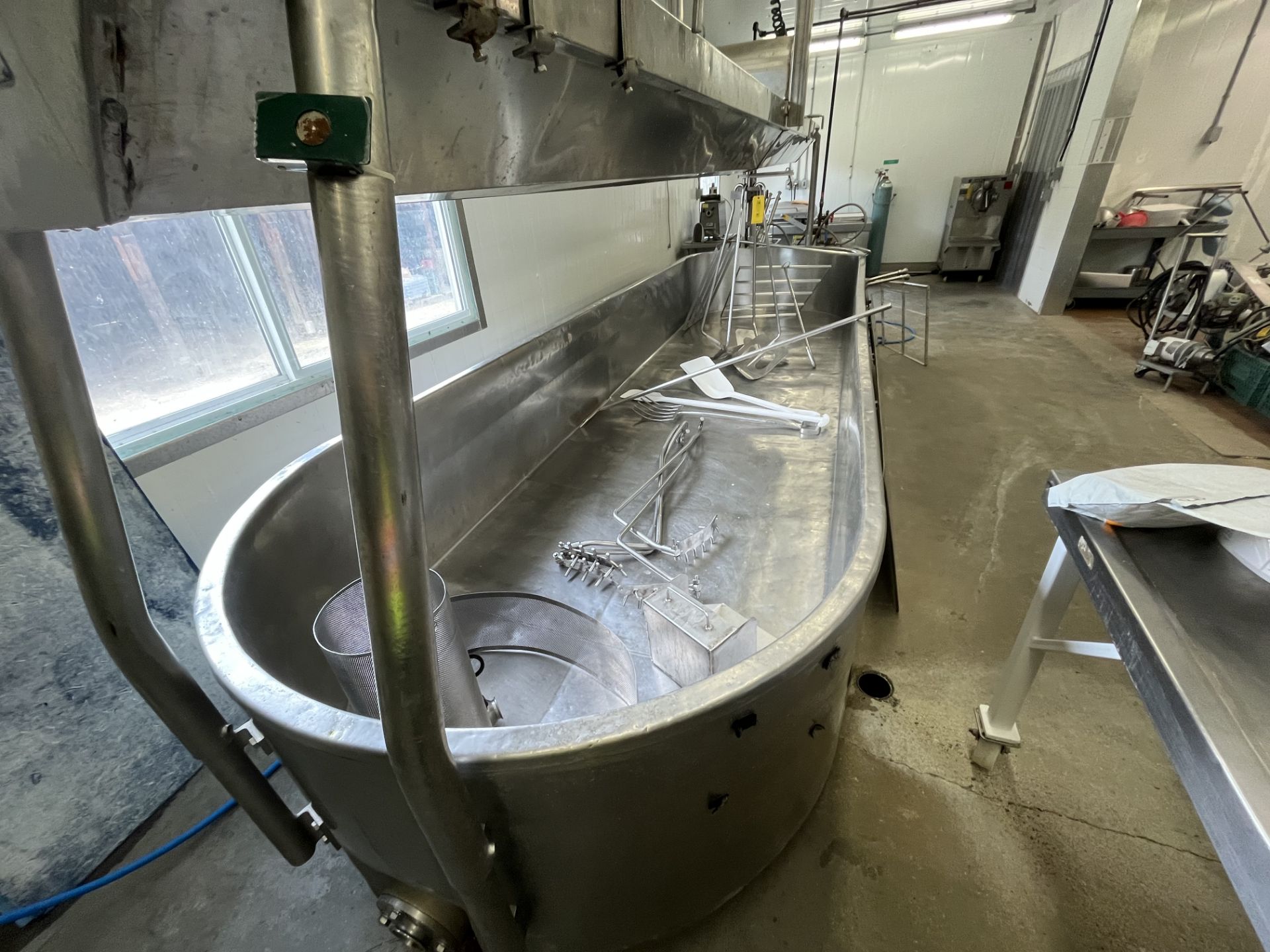 4000L Cheddar Vat with agitator and curd mixer, dimple plate and utensils - Image 19 of 24