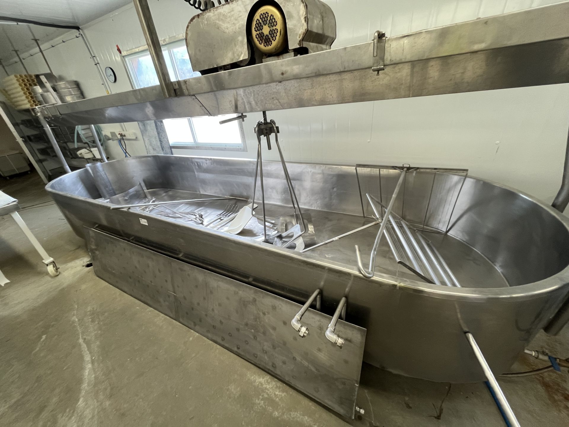 4000L Cheddar Vat with agitator and curd mixer, dimple plate and utensils - Image 24 of 24