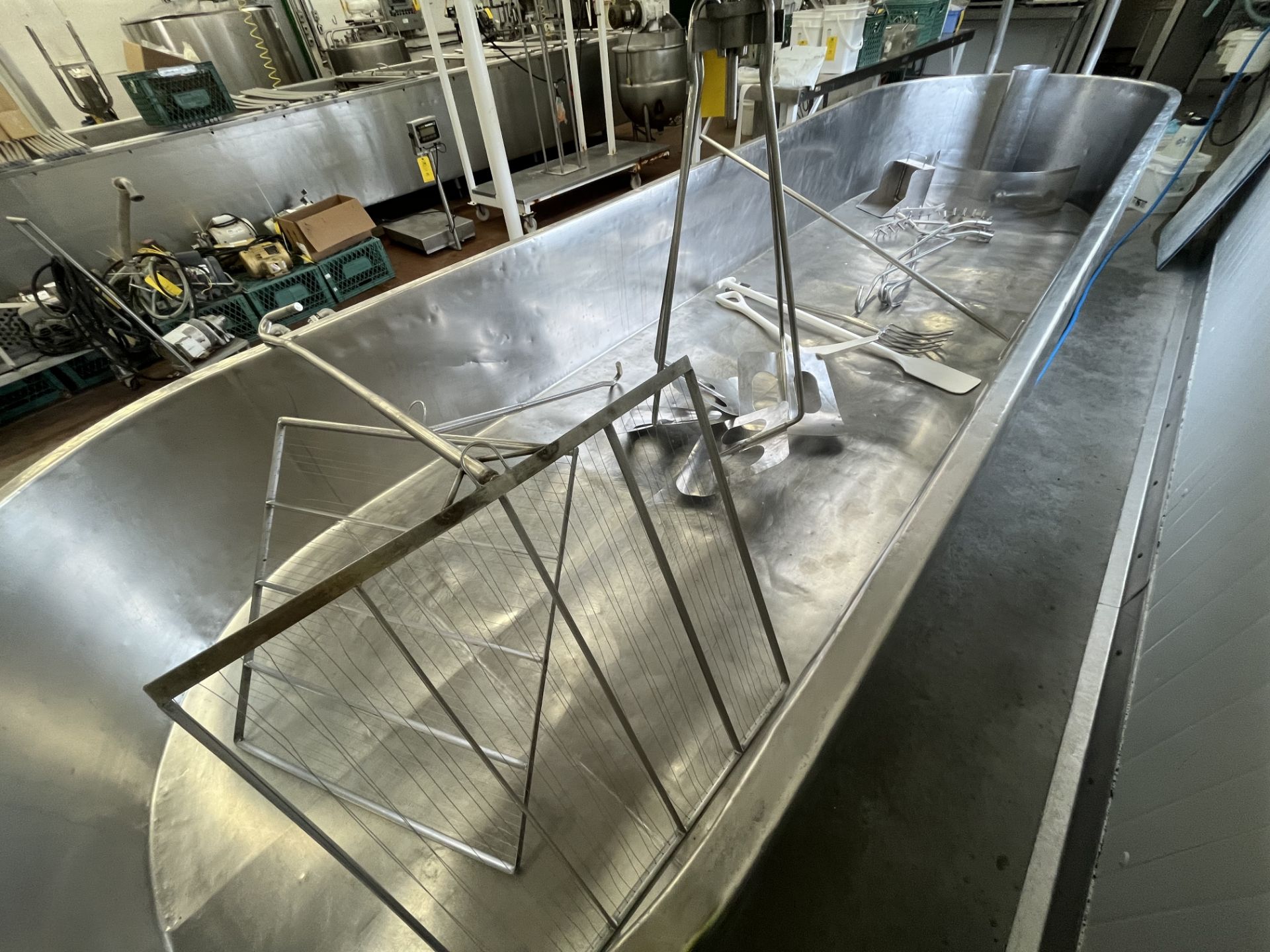 4000L Cheddar Vat with agitator and curd mixer, dimple plate and utensils - Image 11 of 24