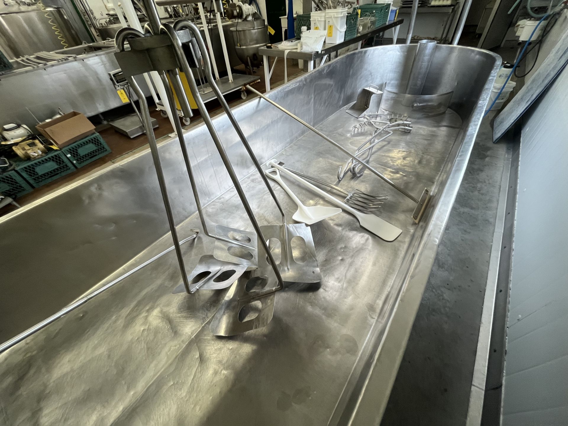 4000L Cheddar Vat with agitator and curd mixer, dimple plate and utensils - Image 12 of 24