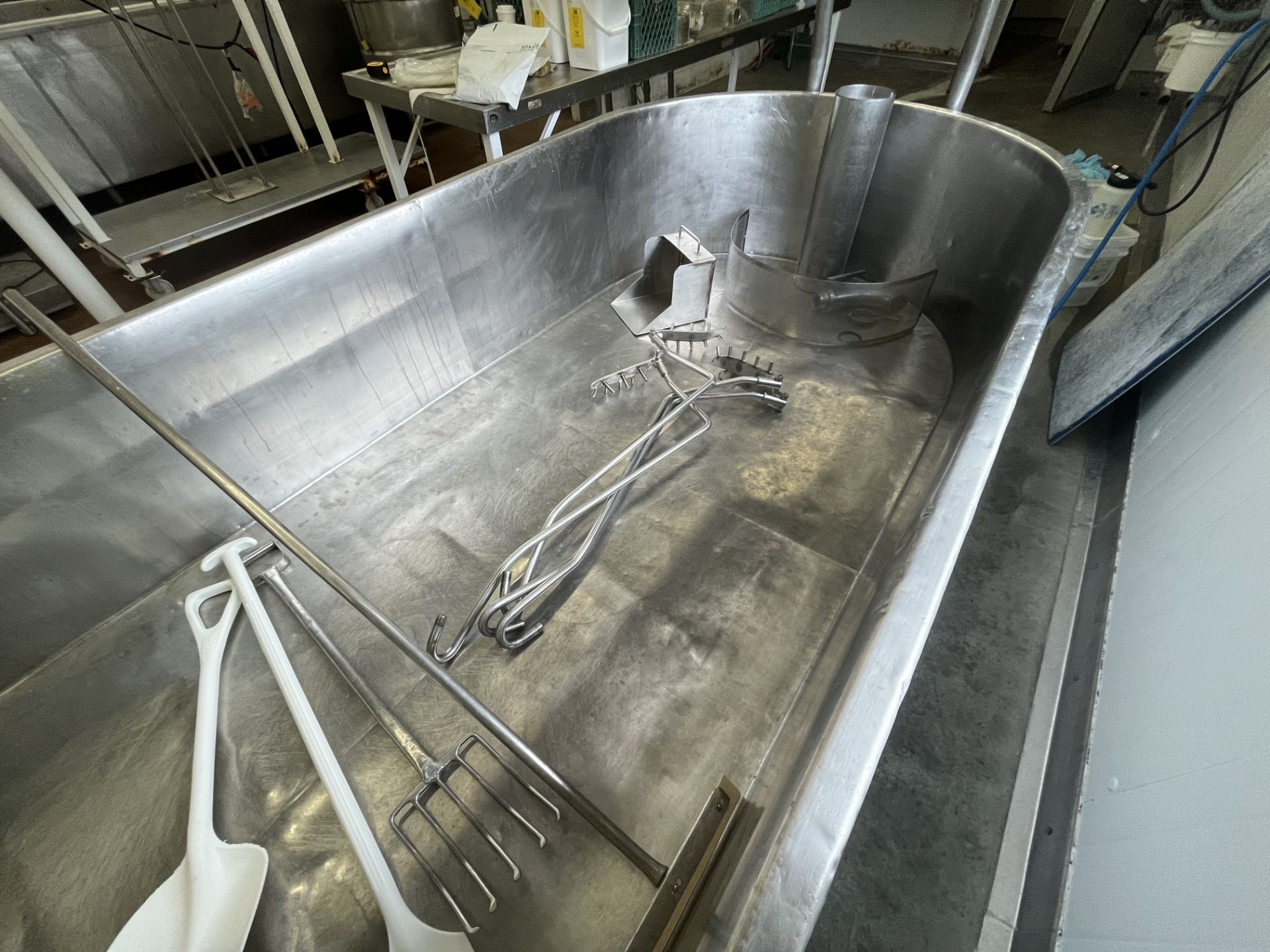 4000L Cheddar Vat with agitator and curd mixer, dimple plate and utensils - Image 14 of 24