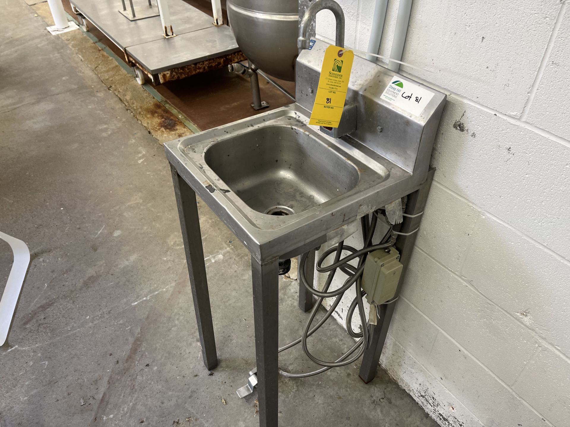 Hand wash station with foot pedal - Image 2 of 3