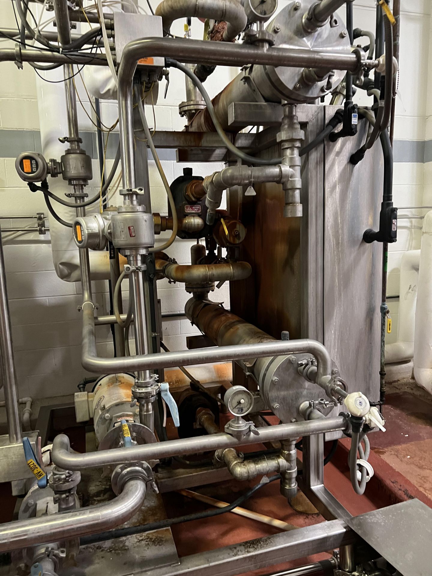 A&B Process Systems 4- 600 Gallon Tank CIP System with Pumps, Platform, Rigging/Loading Fee: $3800 - Image 8 of 11