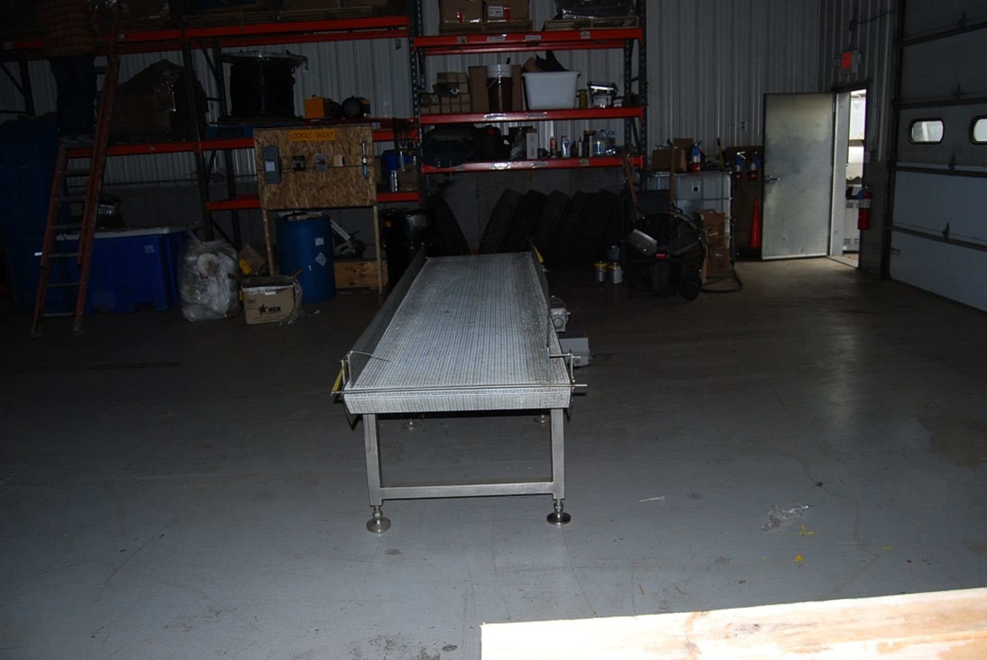 Tekkra System Accumulation Table 32" wide x 11'8" long x 28" to top of chain, 480 volt 3 phase 1 HP - Image 4 of 6