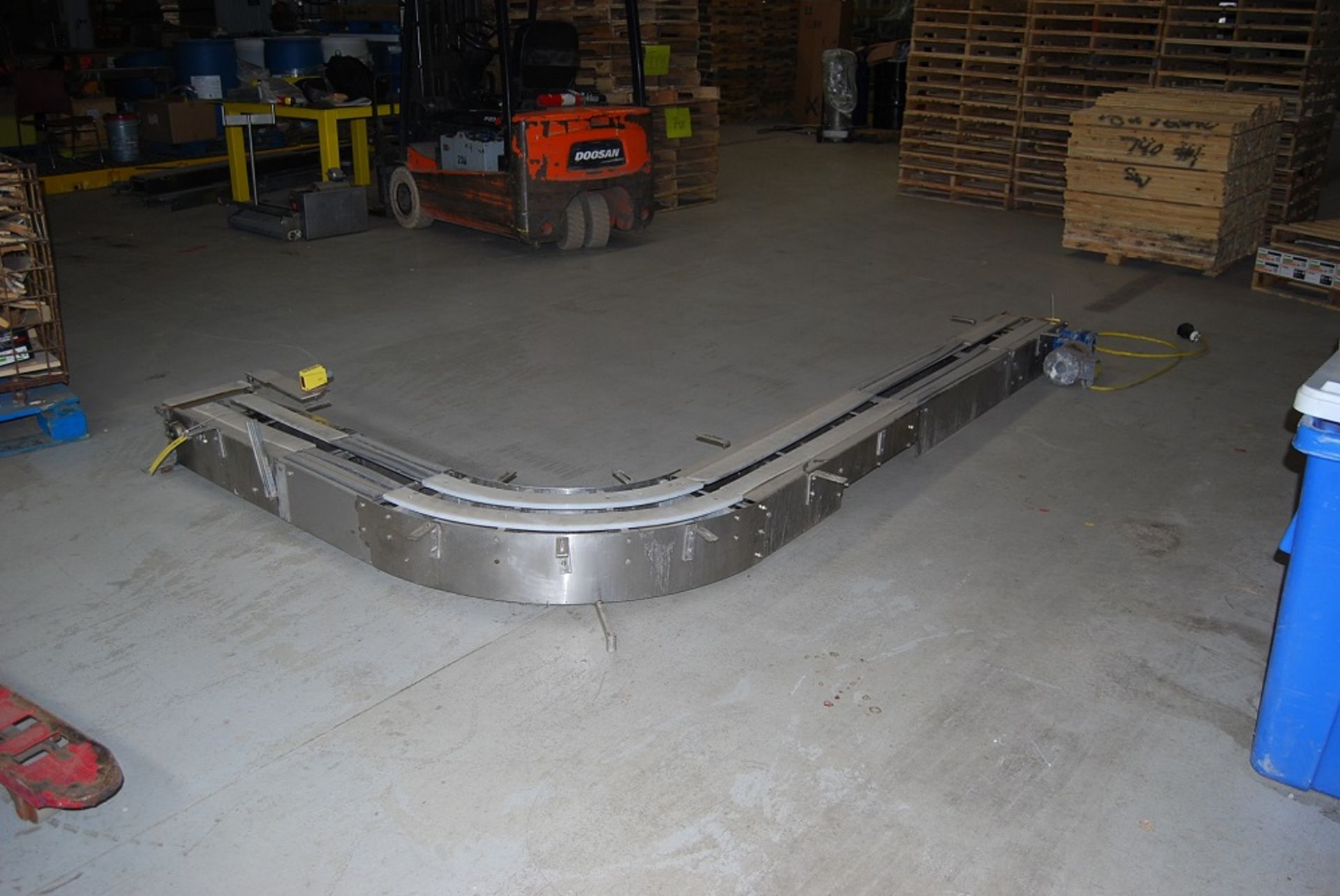 Conveyor 8'9.5" long straight into 90 degree corner, 3'9" drive section, 10" wide chain, 1/2 hp leas - Image 4 of 5