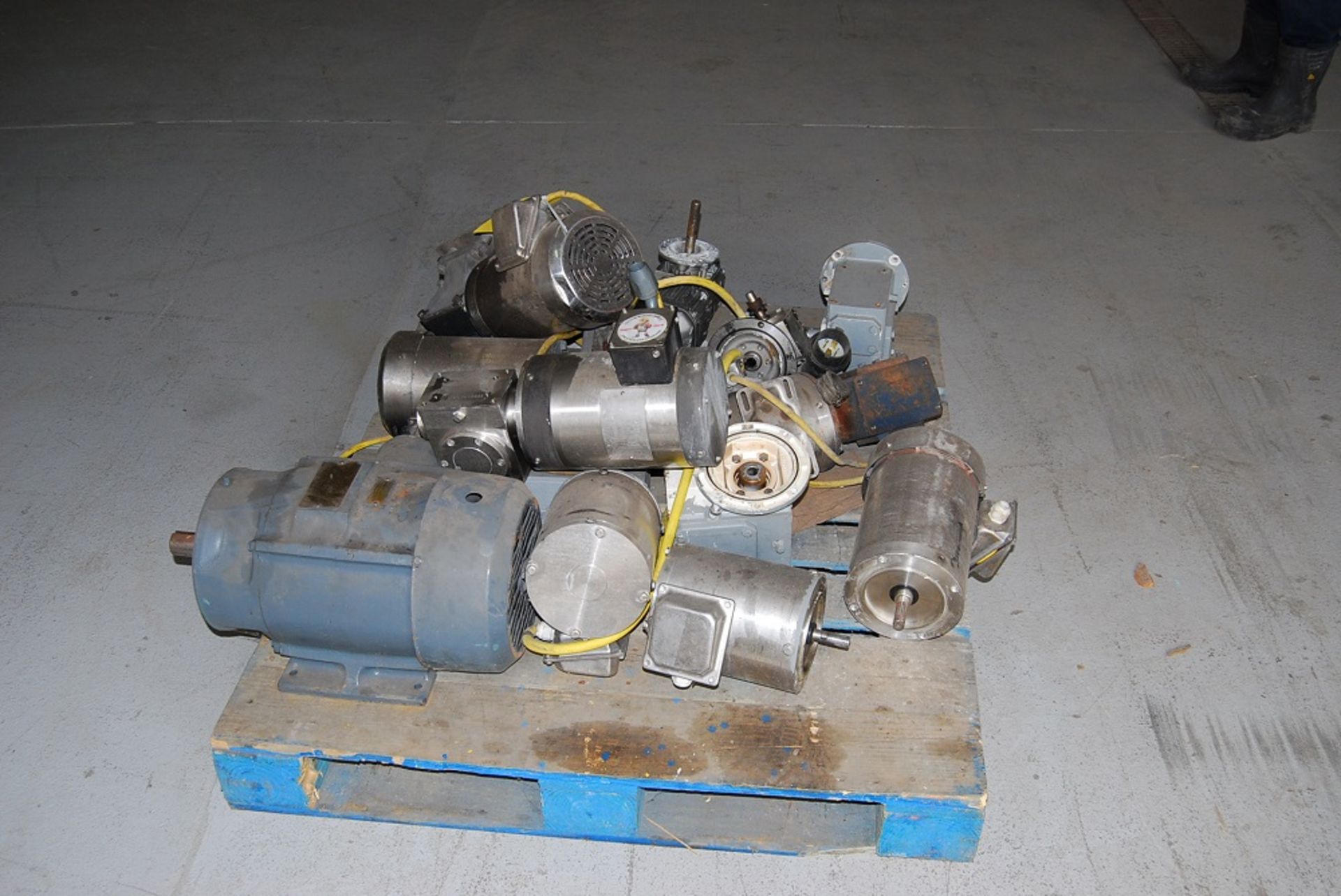 Miscellaneous Pallet Of Motors and Gear Boxes Pallet: 40" wide x 48" deep x 26" tall - Image 4 of 6