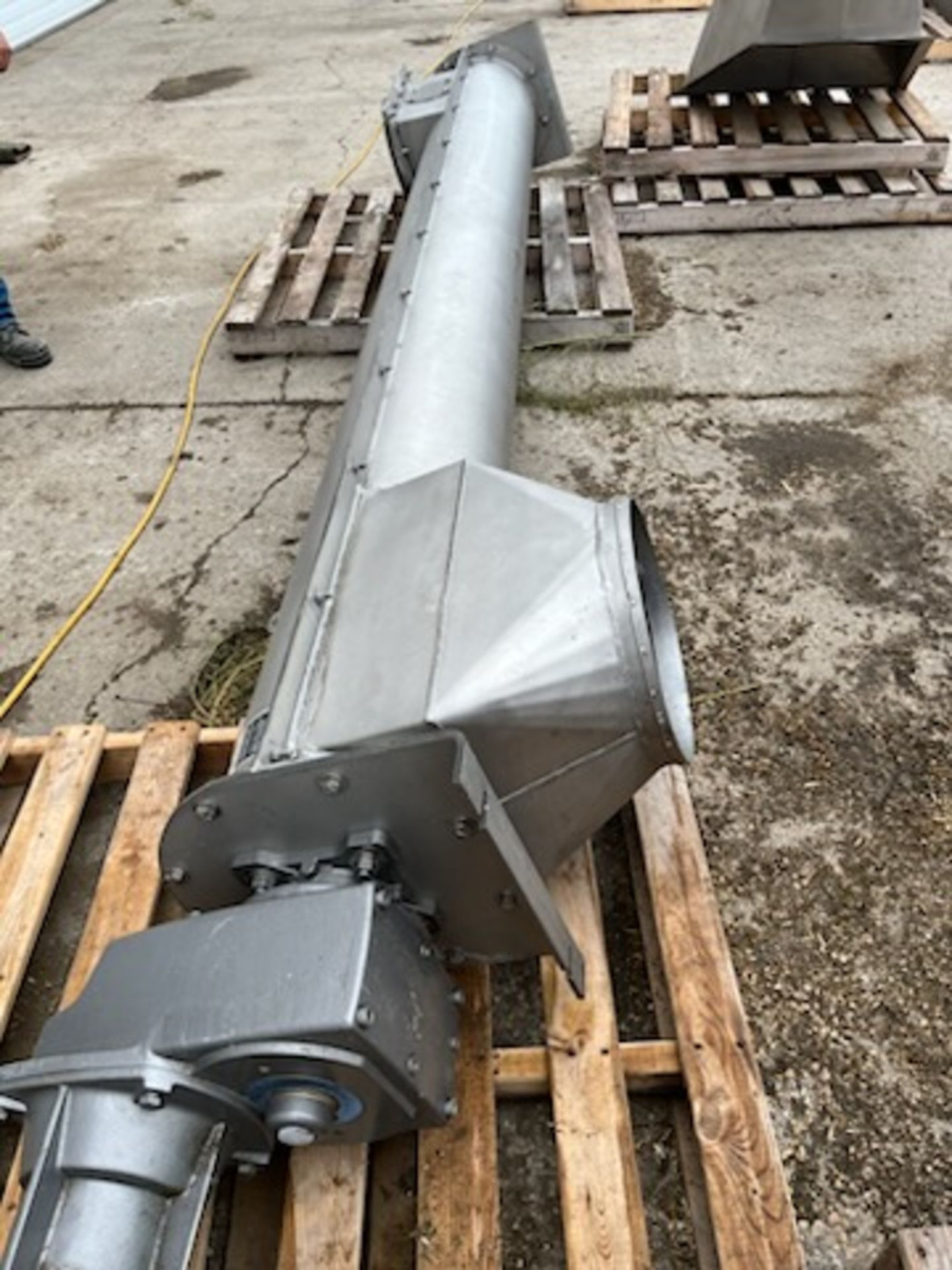 Located in Newton Manitoba CN: Screw Conv 12'' diameter Ð 10'' long screw conveyor