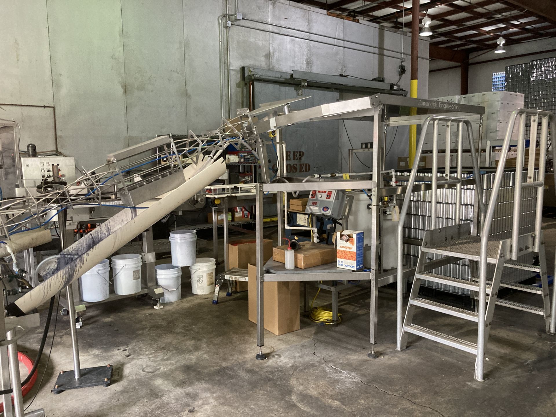 Zomerdijk Engineering semi-automatic bulk can depal with can twist conveyor and IDD oxine mist
