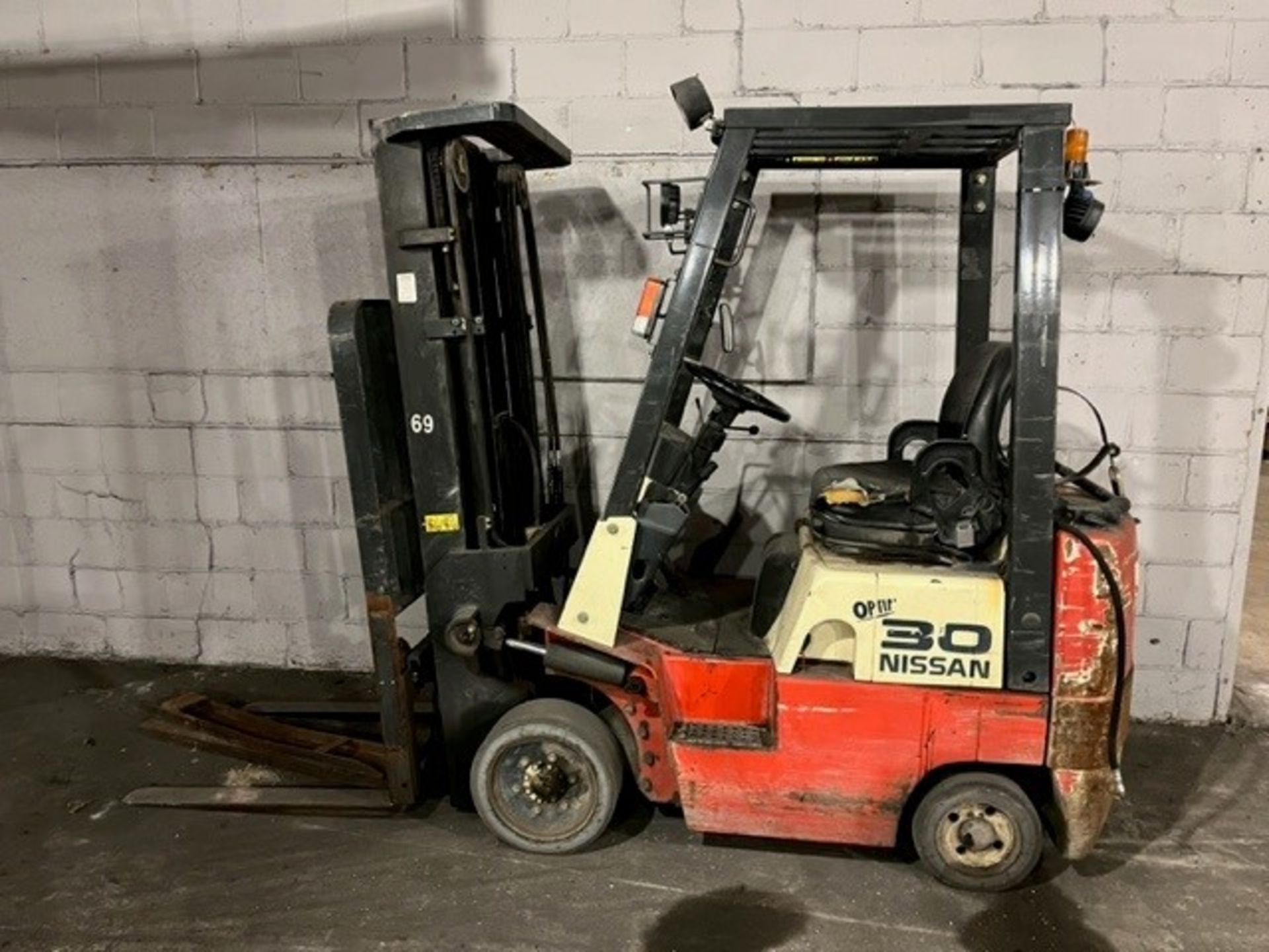 Consignment Item - located in Breese IL: Nissan 30 forklift