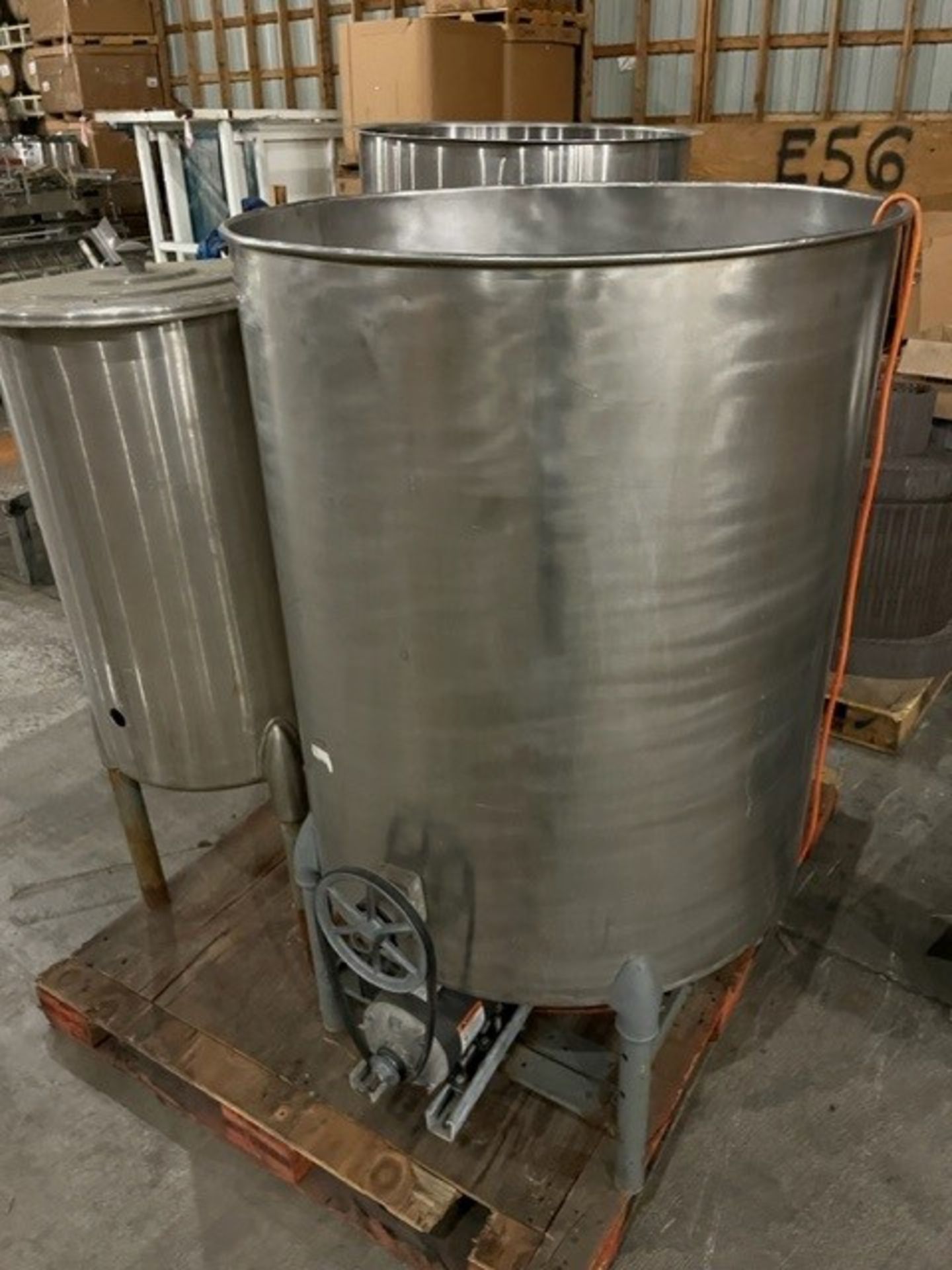 Consignment Item - located in Breese IL: Small mixing tank with motor