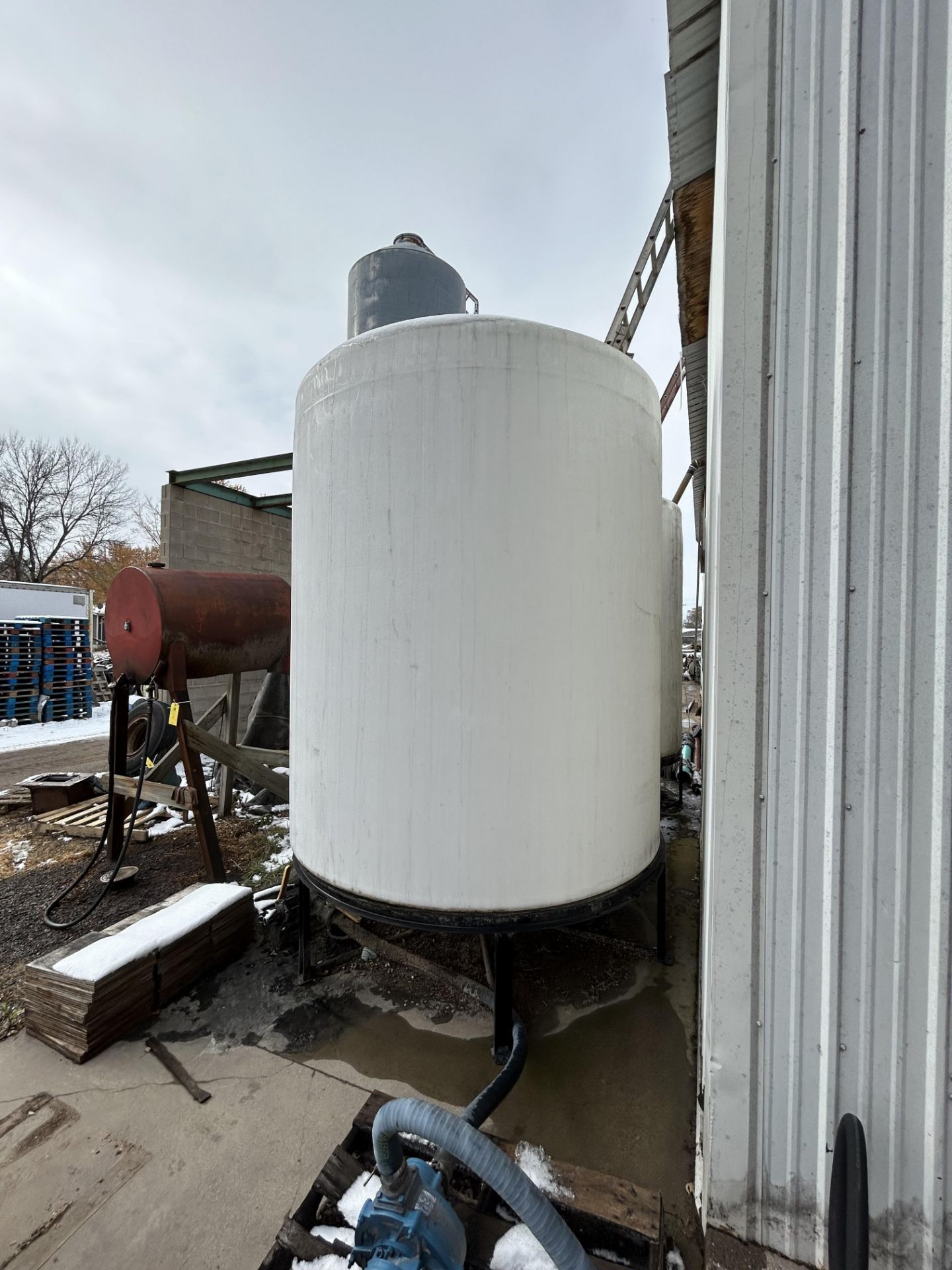 3000 gal capacity holding tank - Image 2 of 3