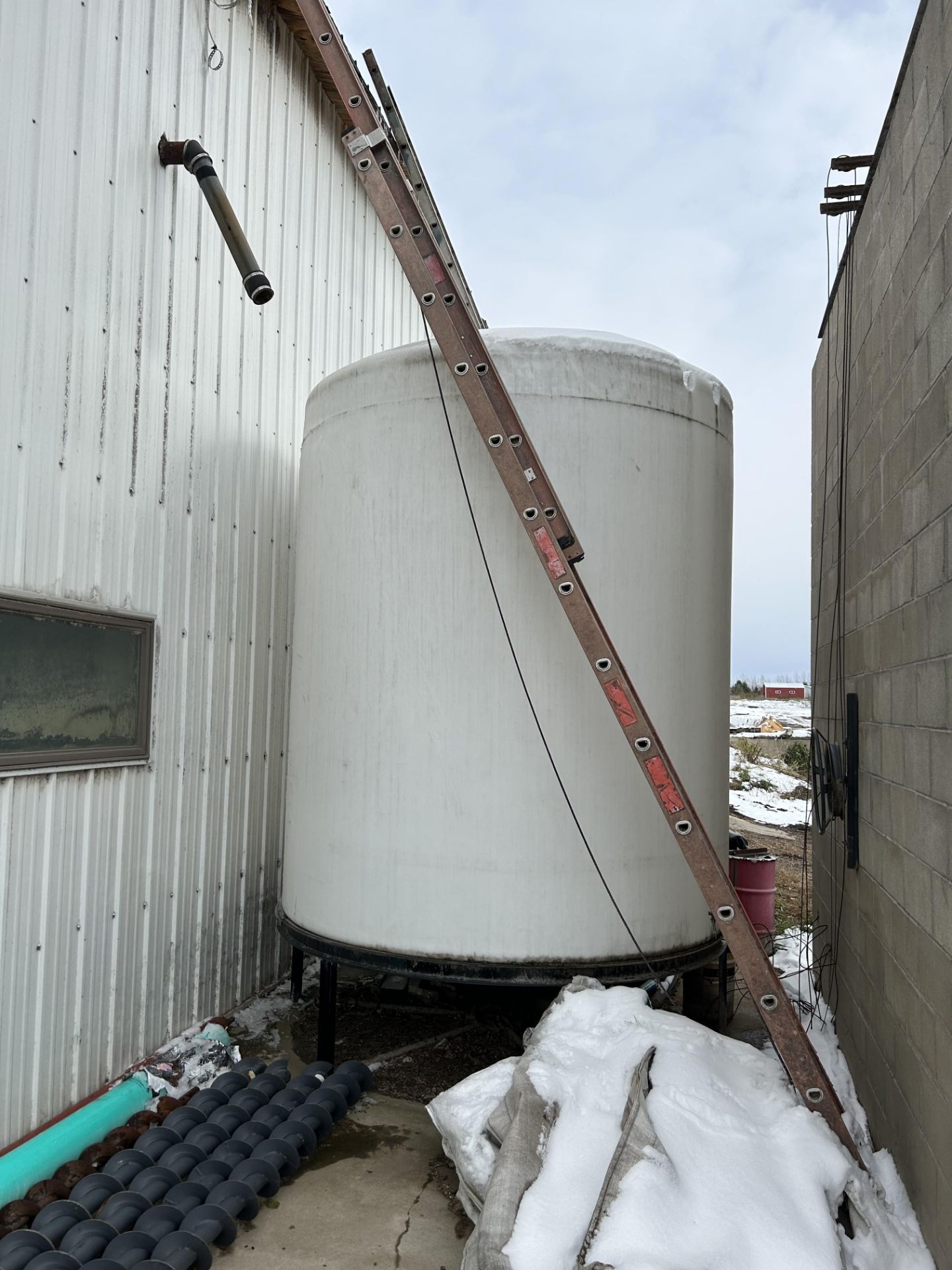 3000 gal capacity holding tank