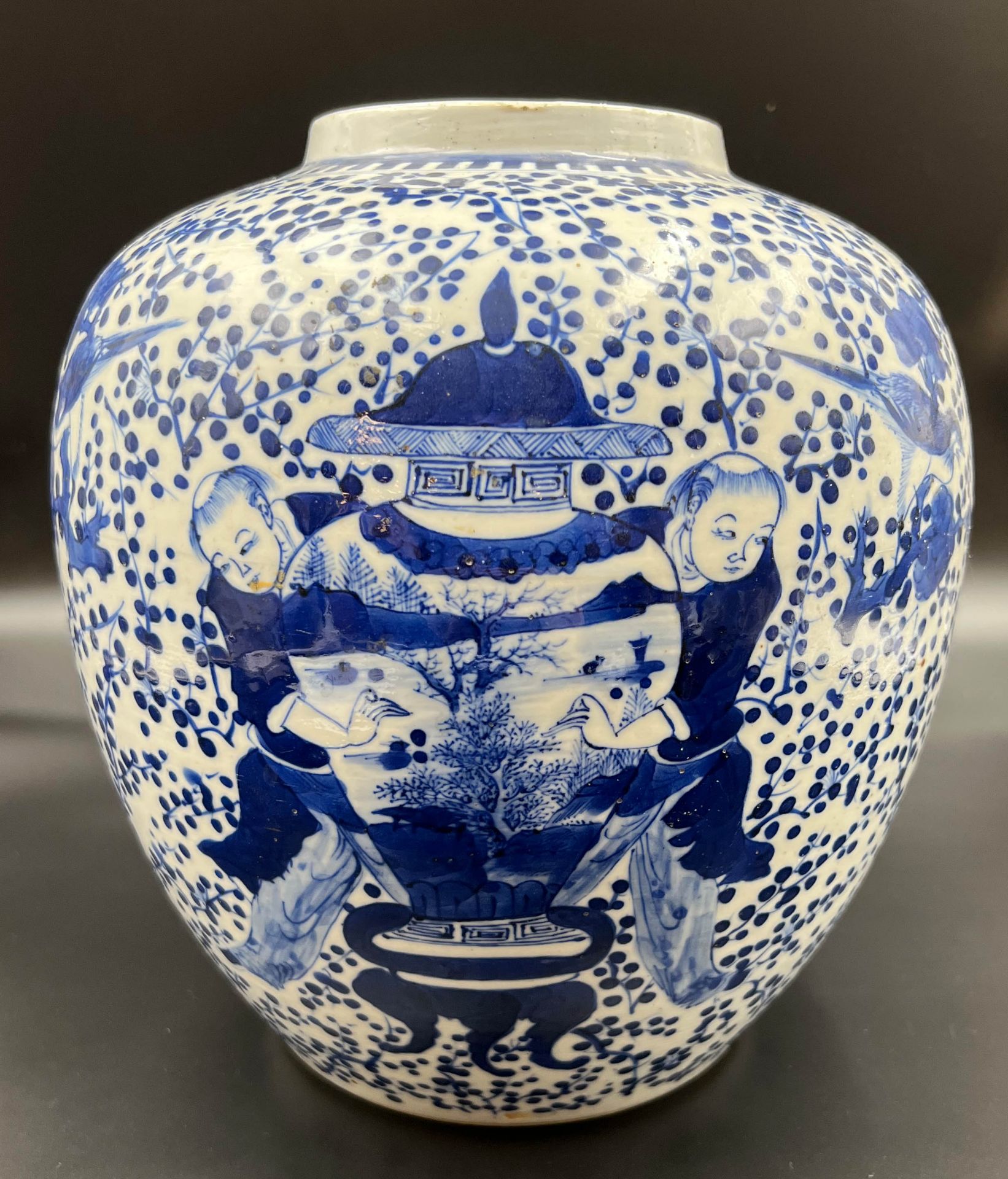Blau-weiße Porzellan Vase mit He-He Er Xian Dekor. China. 19. Jahrhundert.