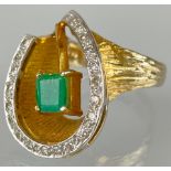 Damenring 585 Gelbgold mit Weißgold in stilisierter Blütenform mit 21 Diamanten und einem Smaragd.