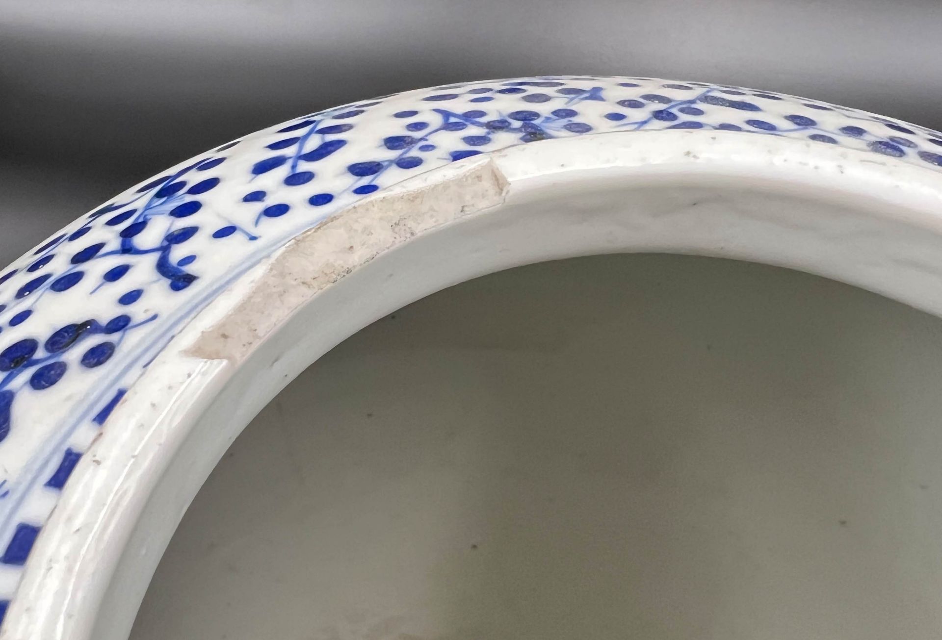 Blau-weiße Porzellan Vase mit He-He Er Xian Dekor. China. 19. Jahrhundert. - Bild 6 aus 12