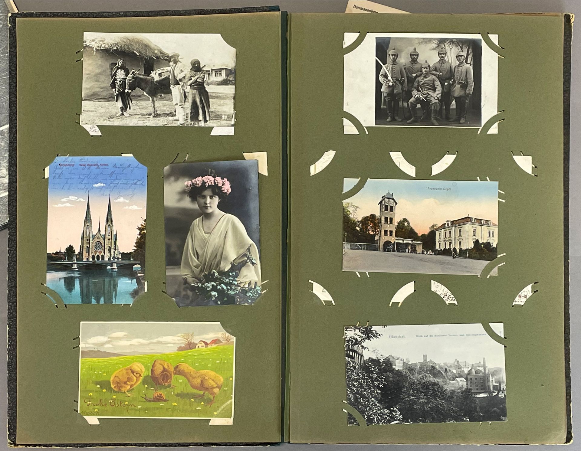 Zwei Alben mit Fotografien und alten Postkarten. 1. und 2. Weltkrieg. Teils Kriegsmarine. - Image 10 of 16