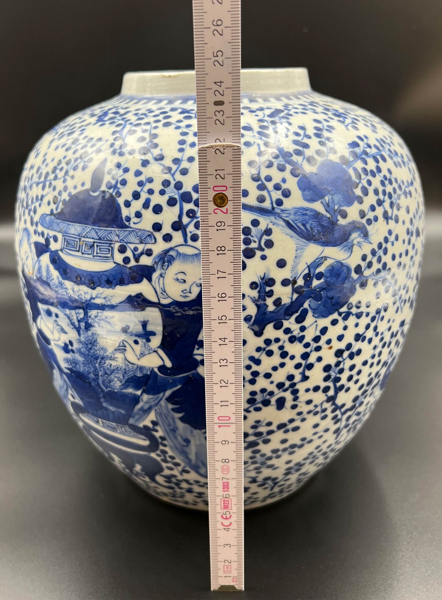 Blau-weiße Porzellan Vase mit He-He Er Xian Dekor. China. 19. Jahrhundert. - Bild 12 aus 12