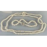 Zwei Perlenketten in verschiedenen Längen und einem 585 Weißgoldverschluss.