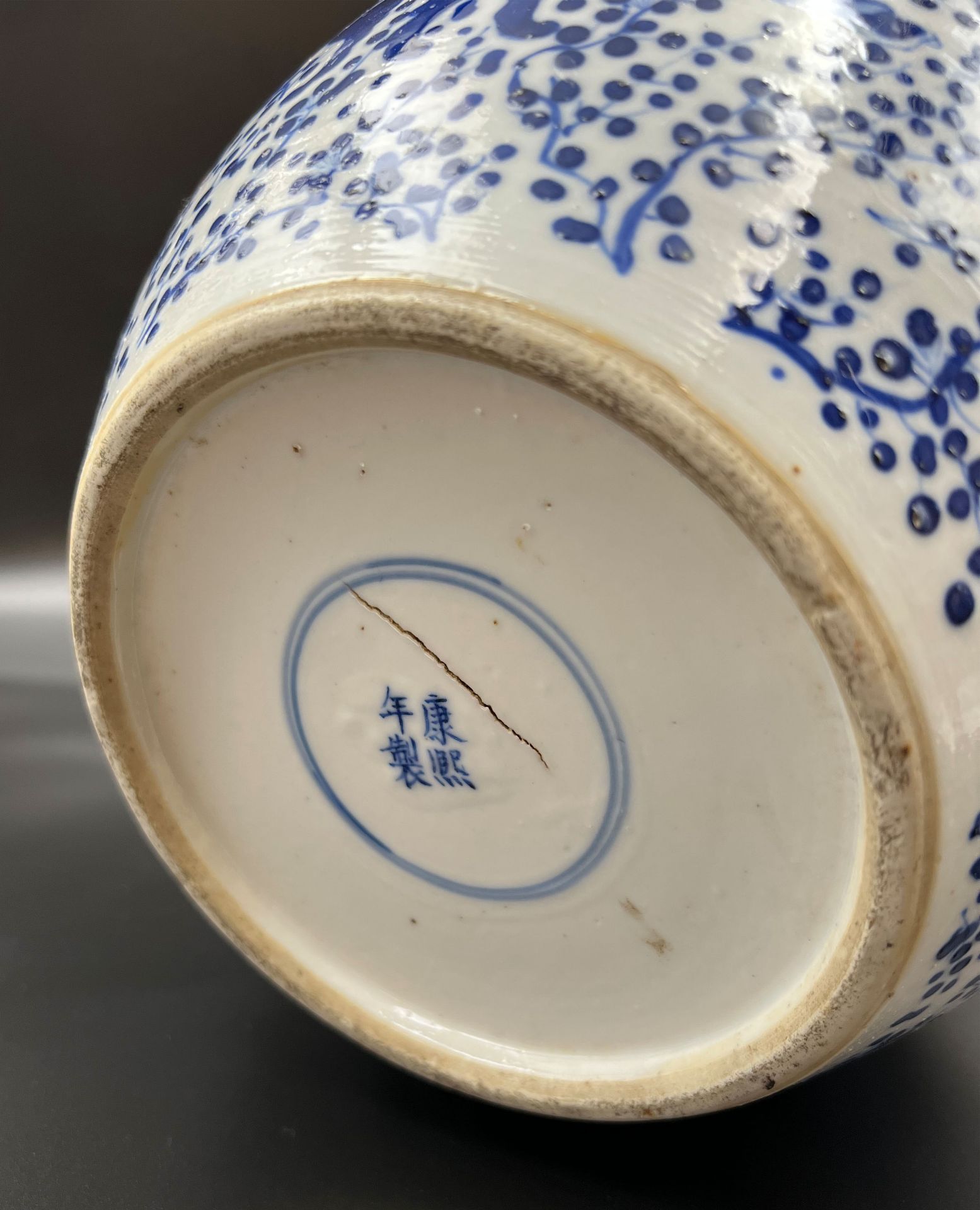 Blau-weiße Porzellan Vase mit He-He Er Xian Dekor. China. 19. Jahrhundert. - Bild 7 aus 12