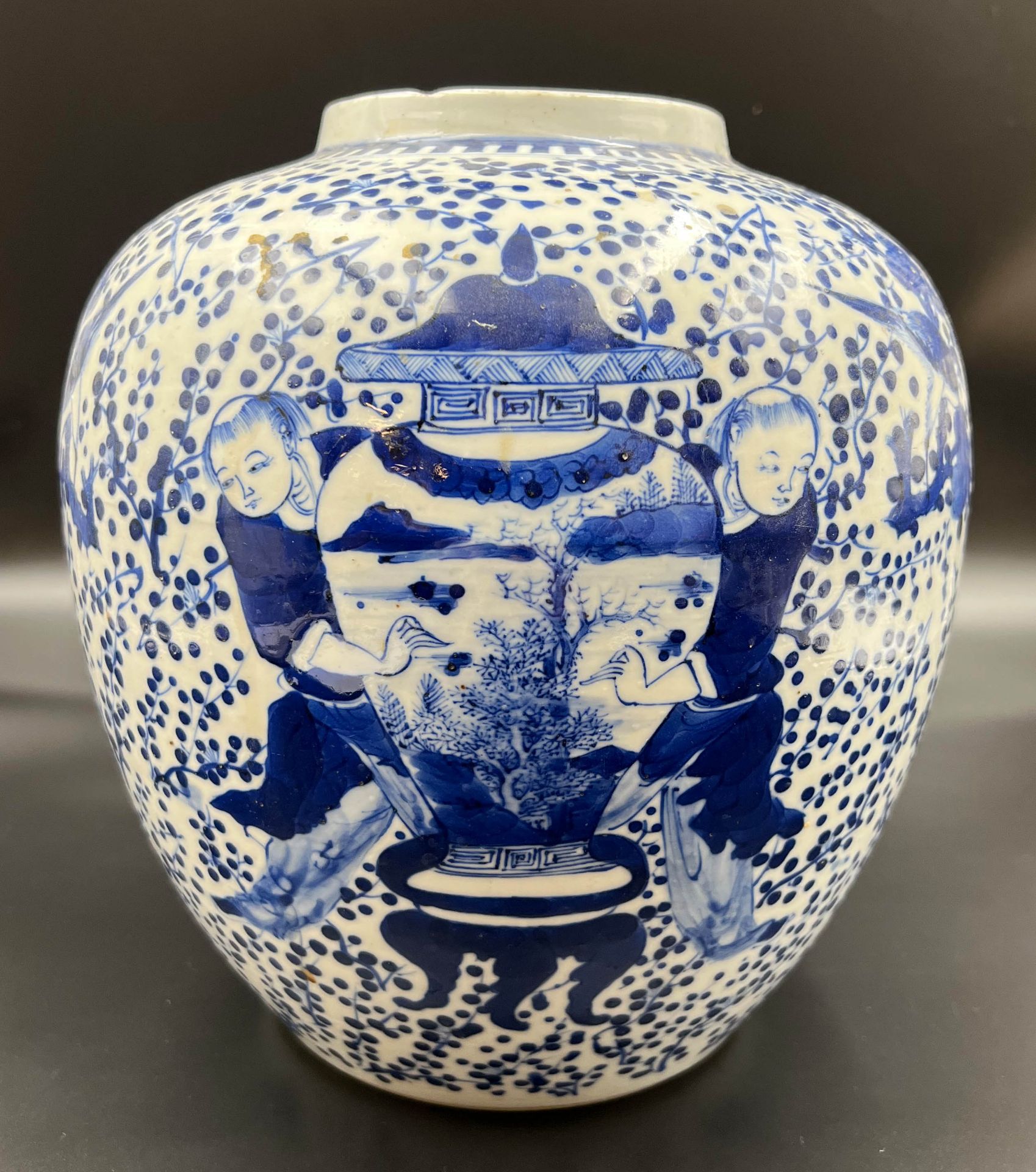 Blau-weiße Porzellan Vase mit He-He Er Xian Dekor. China. 19. Jahrhundert. - Bild 3 aus 12