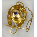 Brosche / Anhänger "Reiter" 585 Gelbgold mit sieben Diamanten und einem Saphir.