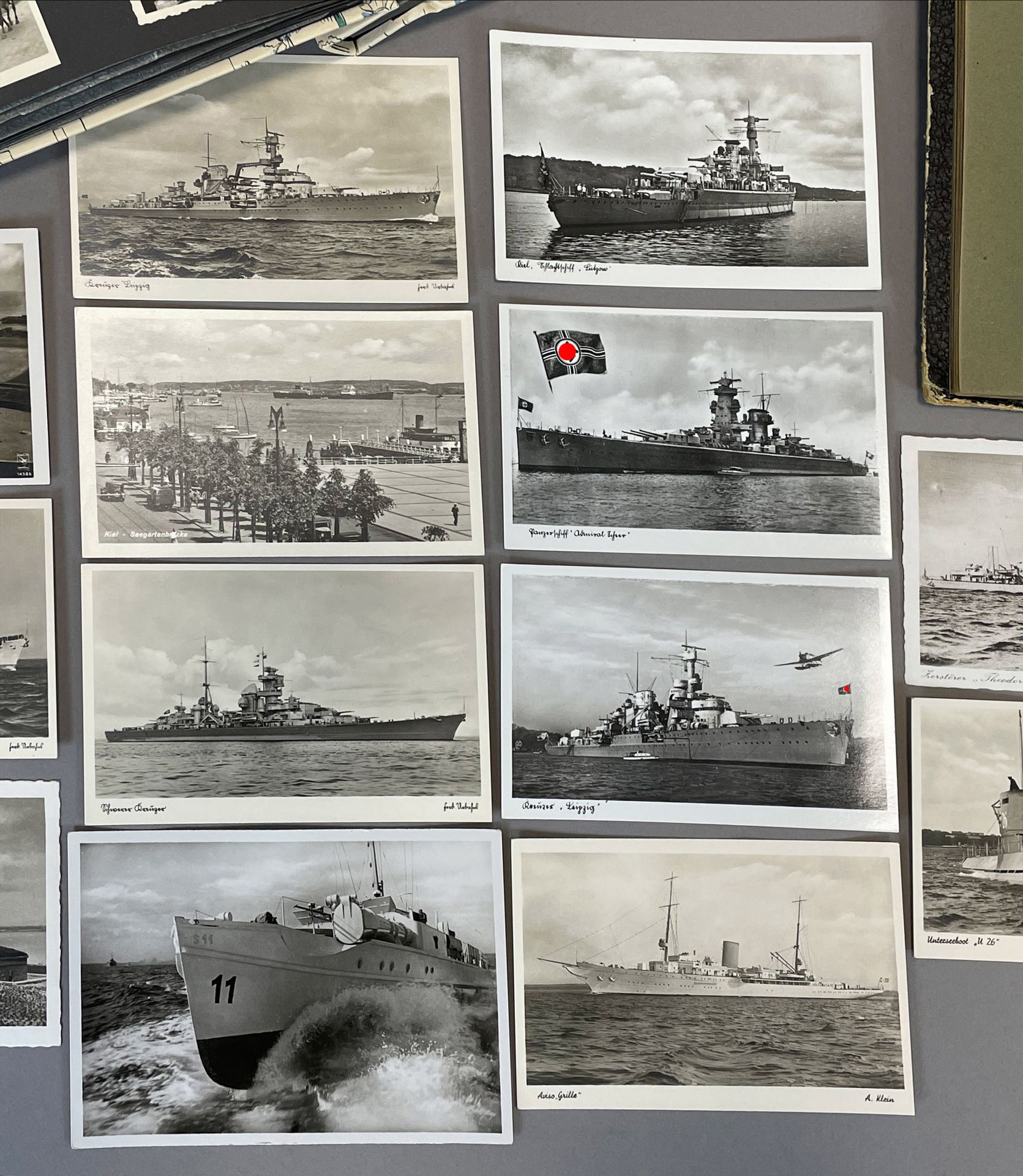 Zwei Alben mit Fotografien und alten Postkarten. 1. und 2. Weltkrieg. Teils Kriegsmarine. - Image 3 of 16