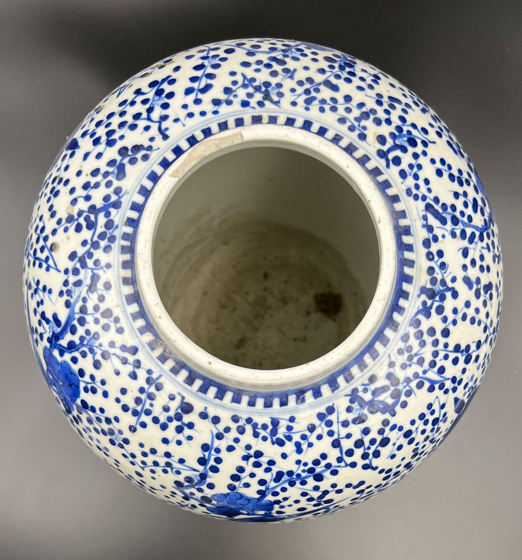 Blau-weiße Porzellan Vase mit He-He Er Xian Dekor. China. 19. Jahrhundert. - Bild 5 aus 12