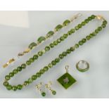 Schmuckset aus Jade. Teils mit Goldelementen.